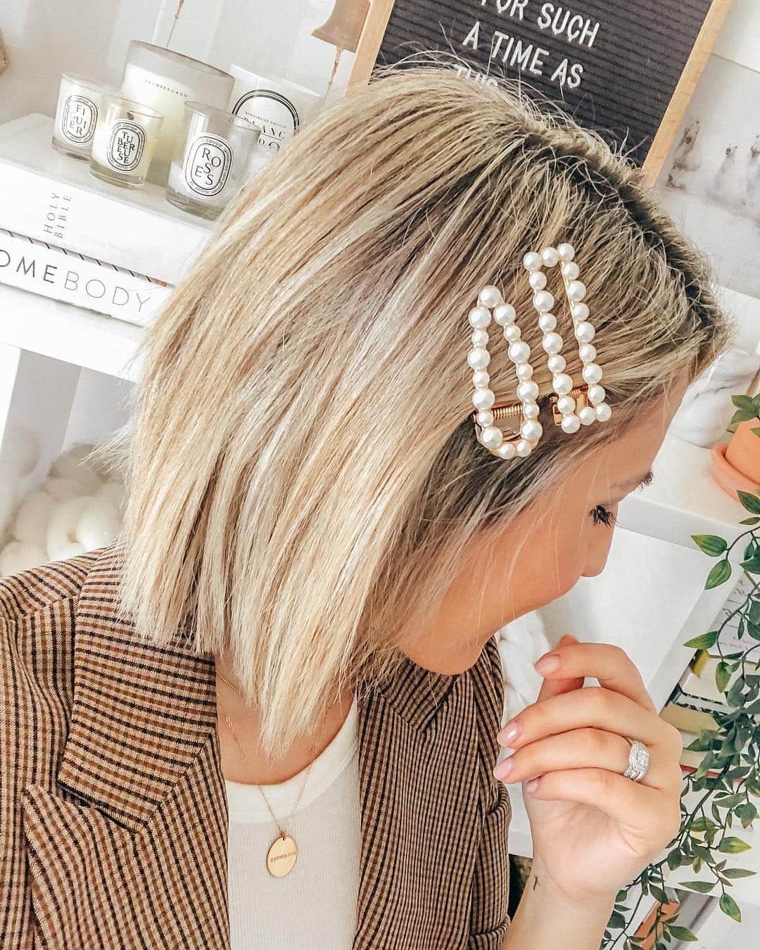 Stephanie Sterjovskiさんのインスタグラム写真 - (Stephanie SterjovskiInstagram)「Are you even a blogger if you don’t have a vintage hair clip by now 💁‍♀️🤣 It’s hard to find different hairstyles to “mix it up” with short hair, so I love that these clips add a little somethin’ and look adorable with blazers or dresses! Linked my favourite ones here that just arrived in the mail: http://liketk.it/2AI3c @liketoknow.it #liketkit #LTKunder100 #LTKstyletip #haircliptrend #aritzia」3月26日 4時31分 - stephsjolly
