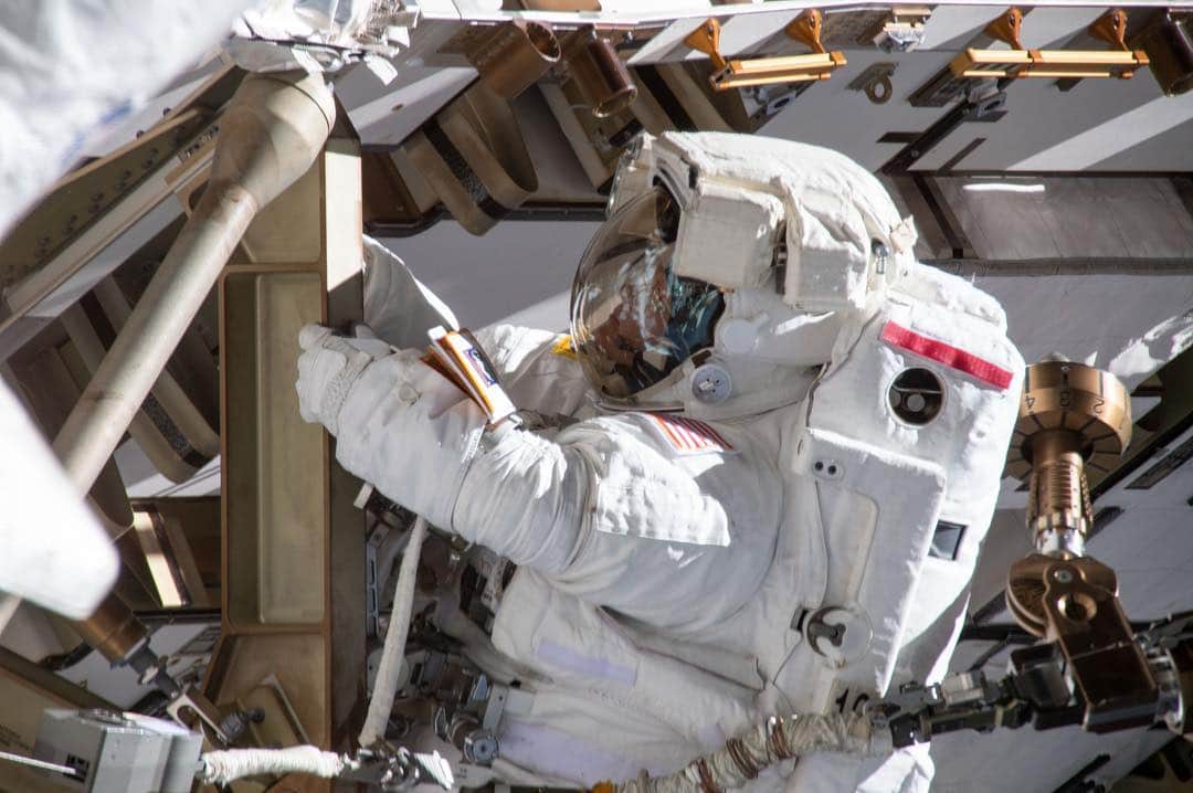 国際宇宙ステーションさんのインスタグラム写真 - (国際宇宙ステーションInstagram)「Astronaut Nick Hague took an out-of-this-world "space-selfie" when he and fellow NASA astronaut Anne McClain went spacewalking last Friday. #nasa #astronaut #international #space #station #walk」3月26日 4時34分 - iss