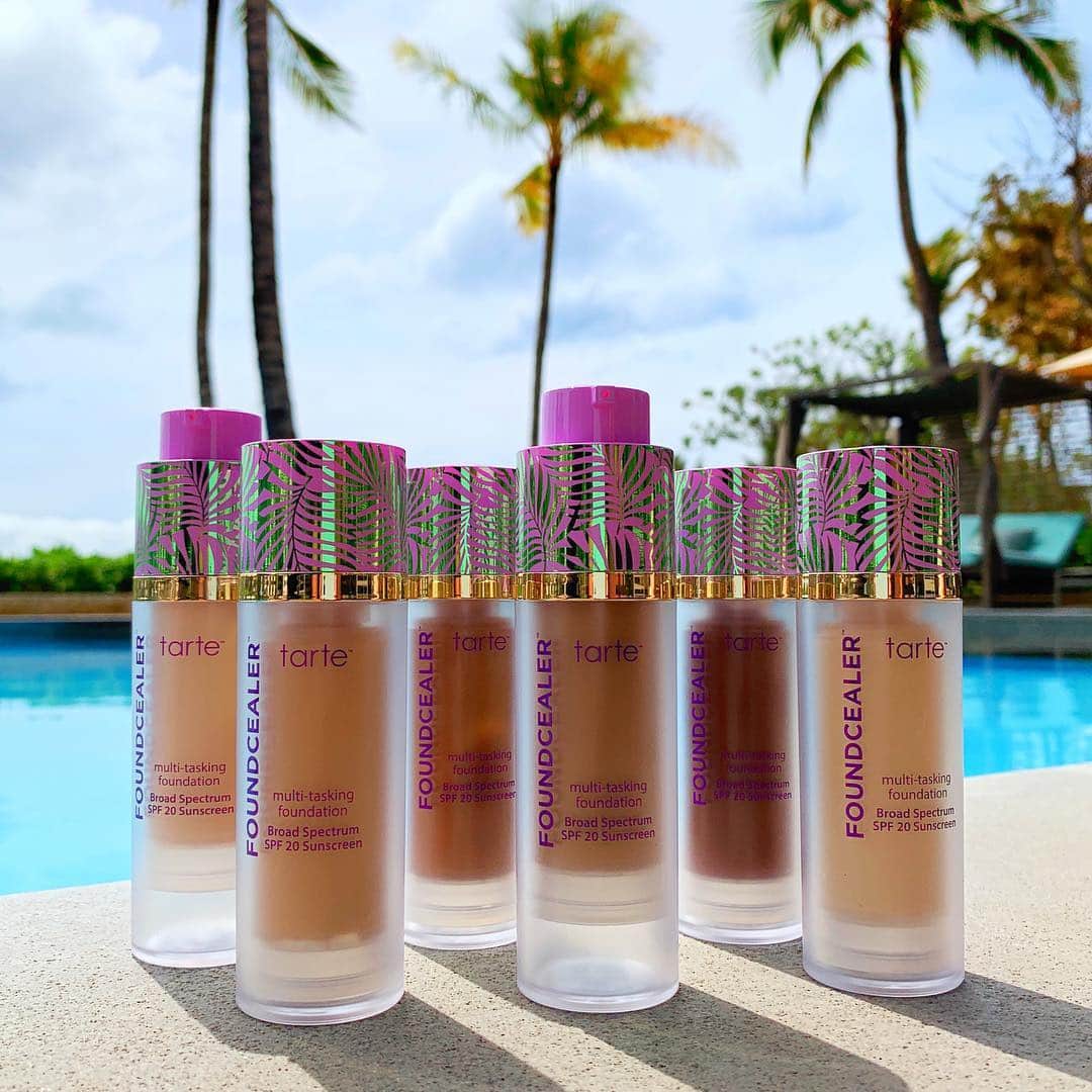 Tarte Cosmeticsさんのインスタグラム写真 - (Tarte CosmeticsInstagram)「Warm weather slowly creepin' up 🌞 calls for our NEW babassu foundcealer™ #vegan skincare foundation! HERE'S WHY: 🌿has SPF 20 (NSPF version available for the EU) 🌿minimizes the appearances of fine lines 🌿delivers an ultra-comfortable, natural radiant finish 🌿infused with #plantpowered babassu to nourish, moisturize & soothe skin  Try it for yourself now on tarte.com & @sephora! #crueltyfree #rethinknatural #veganbeauty」3月26日 4時47分 - tartecosmetics