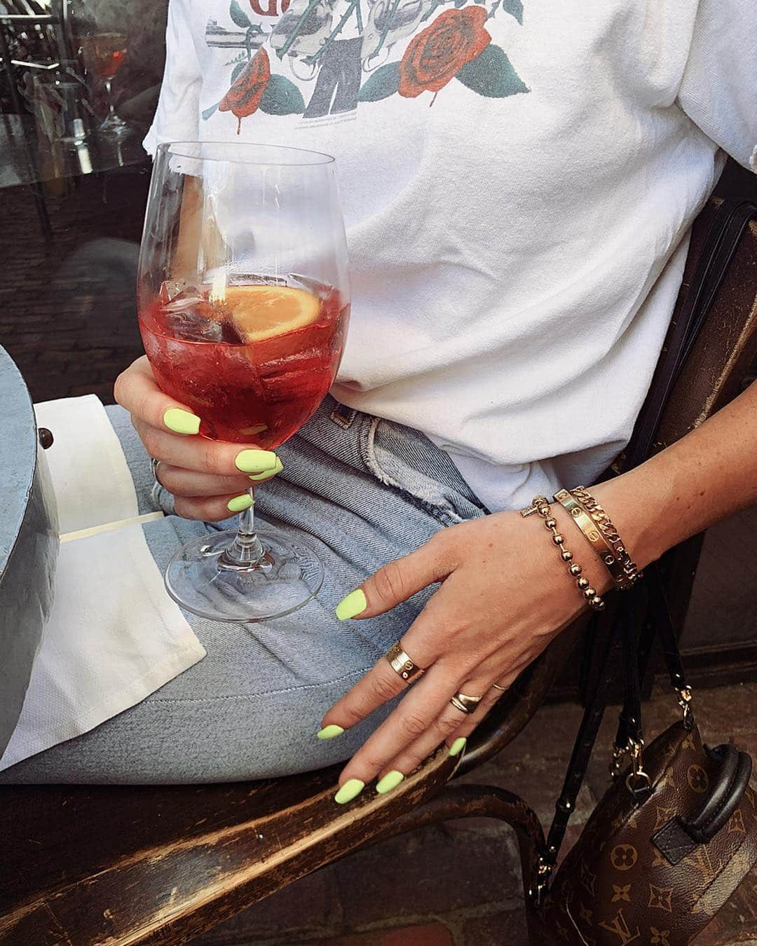 Lauren Elizabethさんのインスタグラム写真 - (Lauren ElizabethInstagram)「Neon & bracelets moment 🍷✨」3月26日 4時46分 - laurenelizabeth