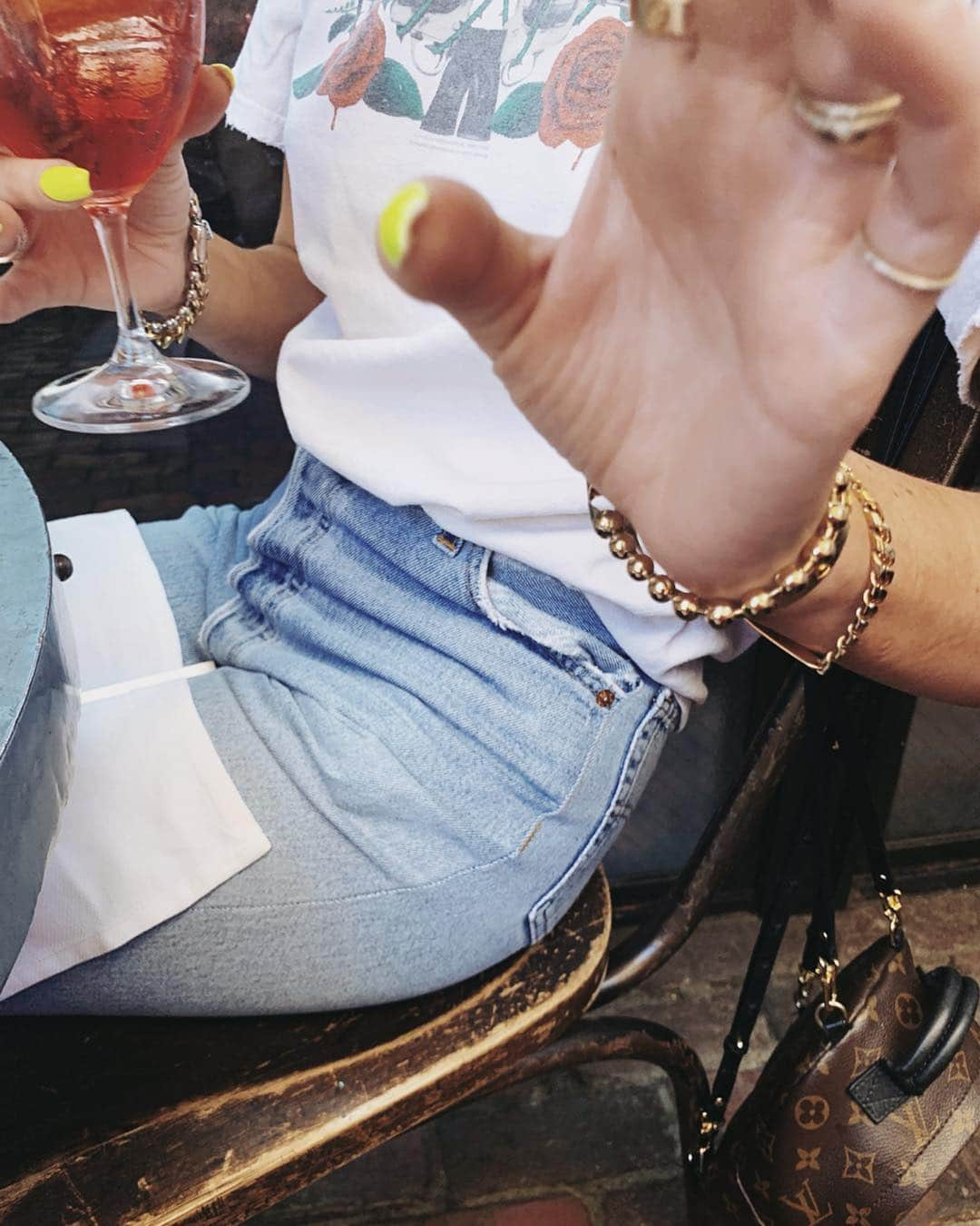 Lauren Elizabethさんのインスタグラム写真 - (Lauren ElizabethInstagram)「Neon & bracelets moment 🍷✨」3月26日 4時46分 - laurenelizabeth