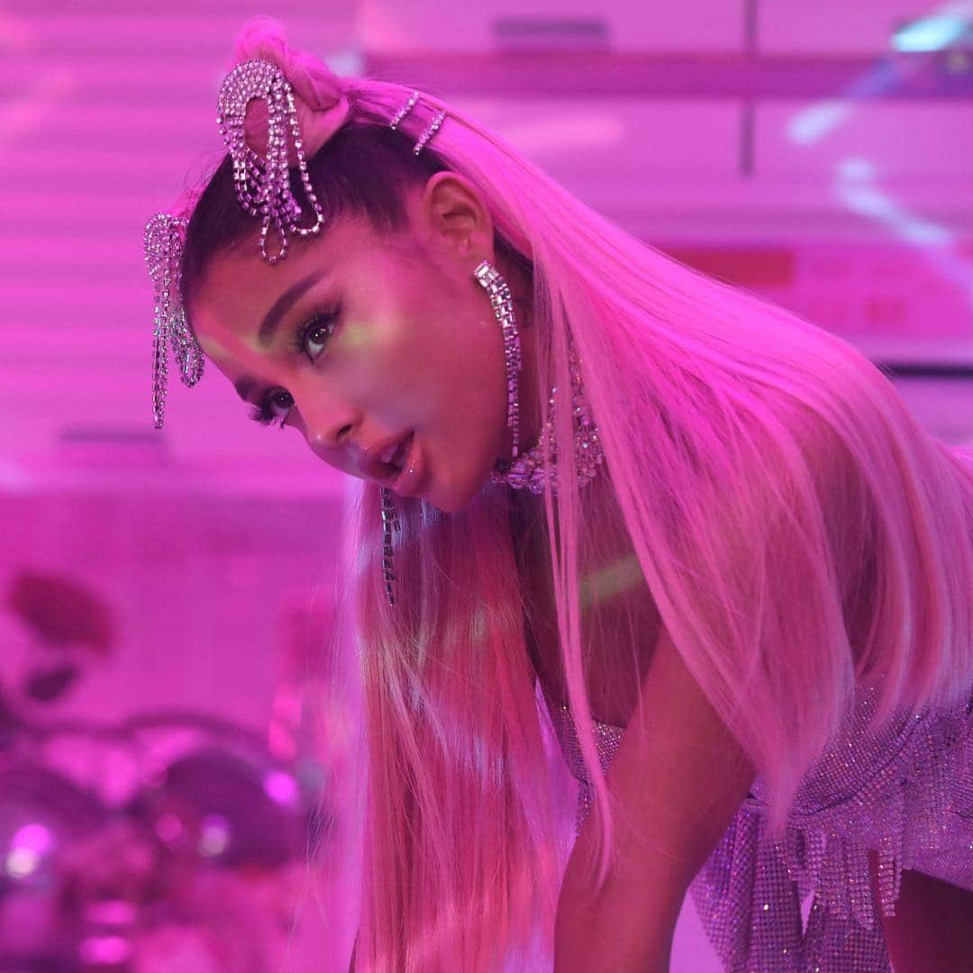 Alfredo Floresさんのインスタグラム写真 - (Alfredo FloresInstagram)「📸 7 rings #1 on the Hot 100 for 7 weeks! Incredibly proud of the whole gangggg 💍 @arianagrande」3月26日 4時52分 - alfredoflores