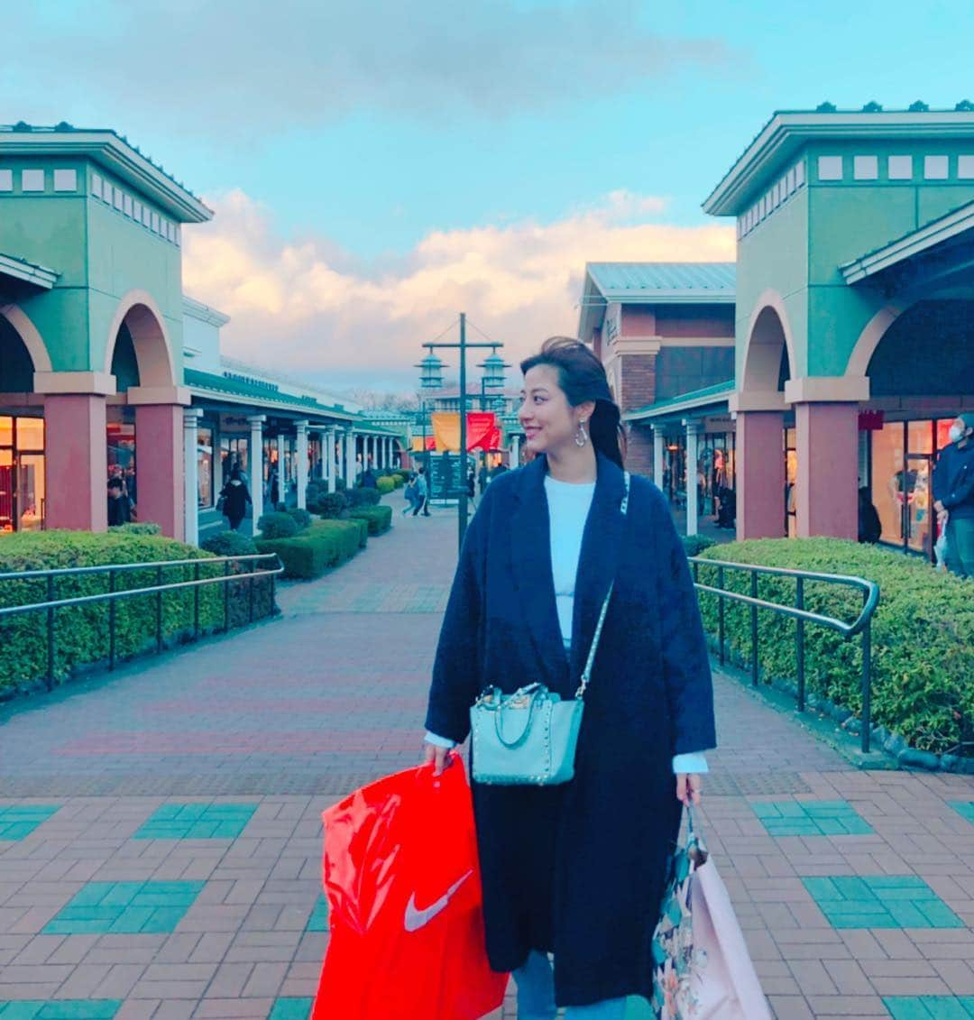 杉本有美さんのインスタグラム写真 - (杉本有美Instagram)「御殿場プレミアム・アウトレット @gotembapremiumoutlets へ行って来ました〜✨ むちゃくちゃ広くて、お店も沢山あるし、美味しいご飯屋さんもいろいろあるので一日中楽しめました😊  私は、欲しかったスニーカーなどかなり格安でゲット！！ アウトレットに来ると、お買得だからついつい沢山買っちゃう！！ そして、今回初めて、都内からバスで行ってきました！ 乗っちゃえば、あっという間に着くので、 すごく楽だしかなりオススメです！ ネットでもバスチケット予約できますよ！  他のアウトレットも行きたい！ また御殿場プレミアムアウトレットへも行きたいなぁ🌸  @premiumoutletsjapan  #アウトレット #プレミアムアウトレット #休日の過ごし方 #supported #お出かけスポット #御殿場アウトレット #御殿場プレミアムアウトレット #gotembapremiumoutlets」3月26日 10時28分 - sugimotoyumi_official