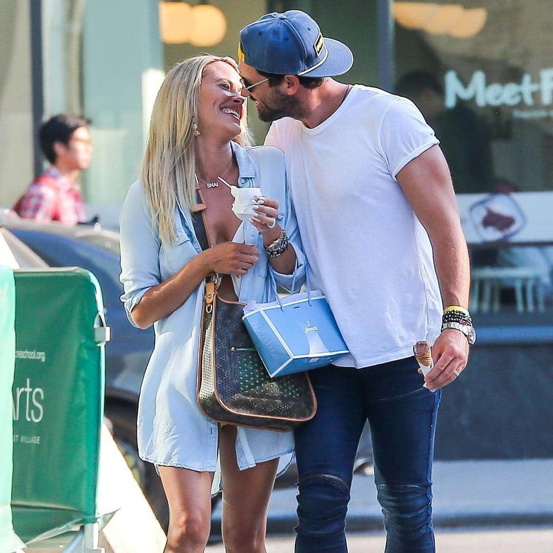 Peta Murgatroydさんのインスタグラム写真 - (Peta MurgatroydInstagram)「My #MCM all day every day 🥰 @maksimc #pregnancylooksappealingagain 🤷🏼‍♀️」3月26日 10時28分 - petamurgatroyd