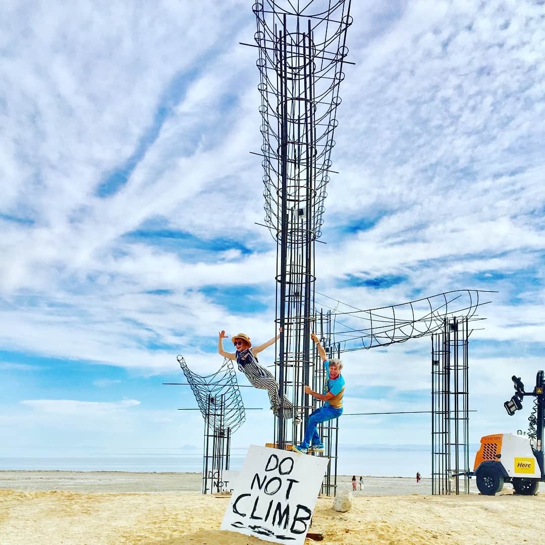 ボニー・モーガンのインスタグラム：「The joyous reunion of Bon and Dad!! The further adventures continue at Bombay Beach @bombaybeachbiennale #adventuresofbonanddad #troublemakers #whatsign #acrobrats #clowningaround #bonanddad #bombaybeachbiennale #saltonsea #artfestival #shenanigans #bendybonnie」