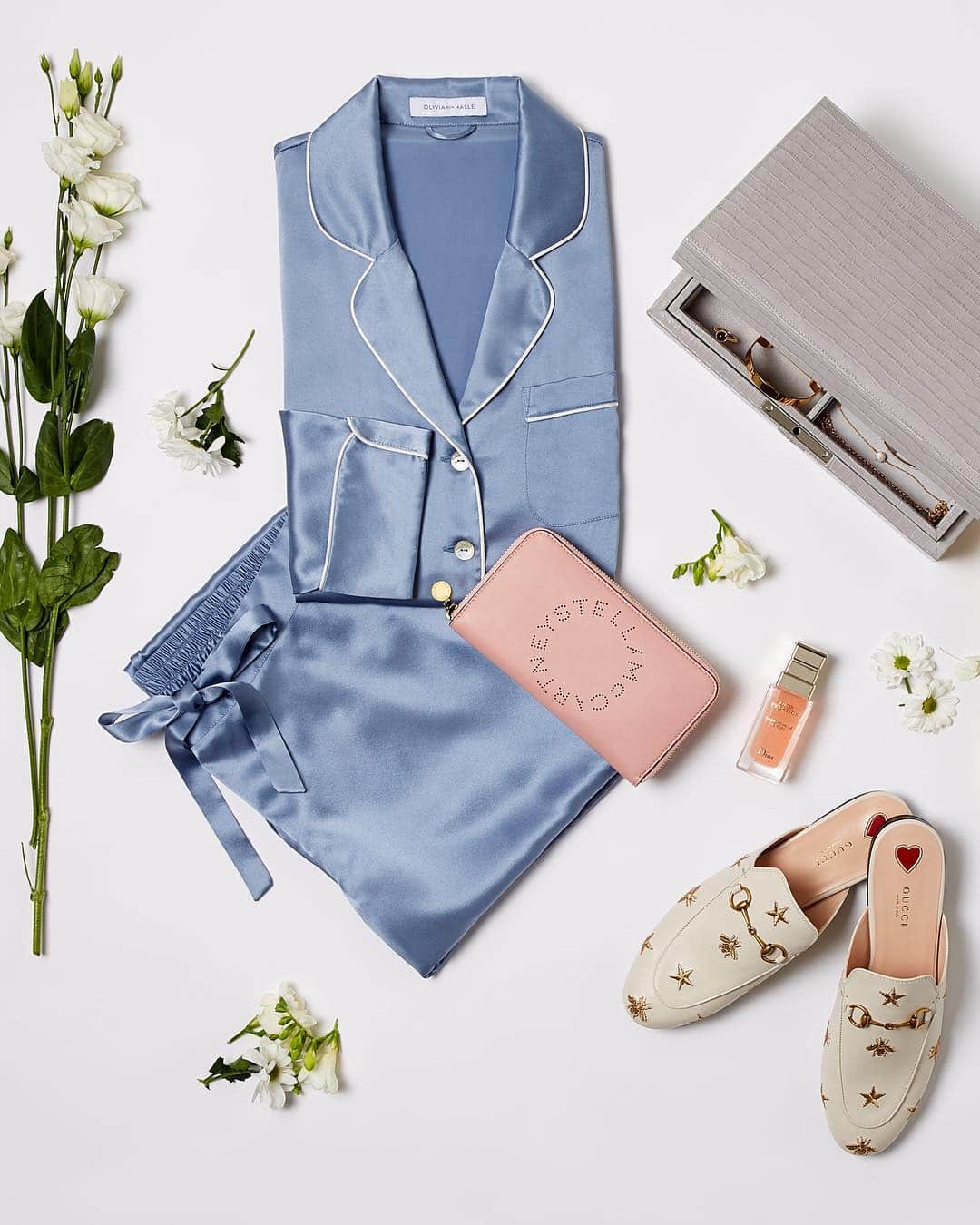 Harrodsさんのインスタグラム写真 - (HarrodsInstagram)「Silk pyjamas, chic accessories, a new make-up bag addition – the little luxuries make the biggest difference, so don’t forget to treat yourself (or someone else) this spring. Oh, and Mother’s Day is just a few days away… #Harrods #HarrodsFashion」3月26日 4時59分 - harrods