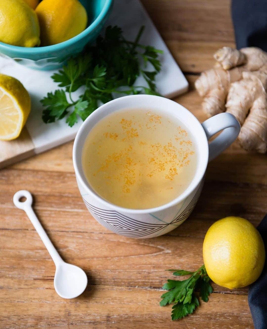 Simple Green Smoothiesさんのインスタグラム写真 - (Simple Green SmoothiesInstagram)「This cup symbolizes a fresh start.⁣ .⁣ For 21 days, I will start my day sipping this warm, lemon drink…it’s tart and a bit spicy, but most of all— it wakes up the digestive system, soothes the belly and alkalizes the body. Healthy habits start here.⁣ .⁣ For 21 days, I will swap my morning cup of coffee (that I LOVE too much) with this Morning Tonic. It’s part of a seasonal reset that I do to break my caffeine addiction and give my body and chance to heal and renew.⁣ .⁣ You can get the recipe here: https://simplegreensmoothies.com/recipes/green-healing/morning-tonic⁣ .⁣ The problem with a morning cup of coffee is that it immediately puts our body into a acidic state, which is working against the healing process. And we all know, one cup of coffee easily leads to two...or three. It’s hard to stop at one. And the more caffeine we put into our bodies, the harder we put it to work.  We are also sleeping less, we’re irritable (until we get that cup of coffee!) and the cycle continues. This cycle leads to adrenal fatigue— which means we’ve worked our body so hard for so long, that it’s so exhausted and it takes constant coffee + sugars to keep us awake during the day.⁣ .⁣ Now don’t hear me wrong— I LOVE coffee and plan to enjoy it again after the 21 days. Yet I also know I abuse it and my body suffers. I also know food is medicine and if I commit to eating clean, whole foods for 21 days I will get insane amounts of natural energy. It happens, every since time I do our Fresh Start Cleanse.⁣ .⁣ If you are ready for natural energy and a renewed body, check out Rawk the Year, where we'll be hosting our Fresh Start: Spring Cleanse starting on April 1st.⁣ .⁣ Click our #linkinbio to learn more!⁣ .⁣ #simplegreensmoothies #greensmoothies #30daychallenge #healthy #plantbased」3月26日 5時00分 - simplegreensmoothies