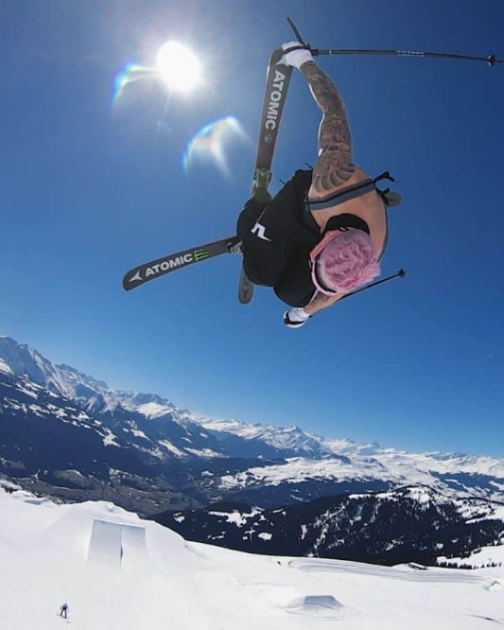 ガス・ケンワージーのインスタグラム：「On March 24th, 2006, my childhood best friend, Hoot Brown, passed away. One of our last days together was spent skiing through the park, goofing around and hitting jumps with our shirts off and our hair out. Yesterday, 13 years later, I thought I'd do the same. RIP buddy! 🙏🏼❤️🦉」