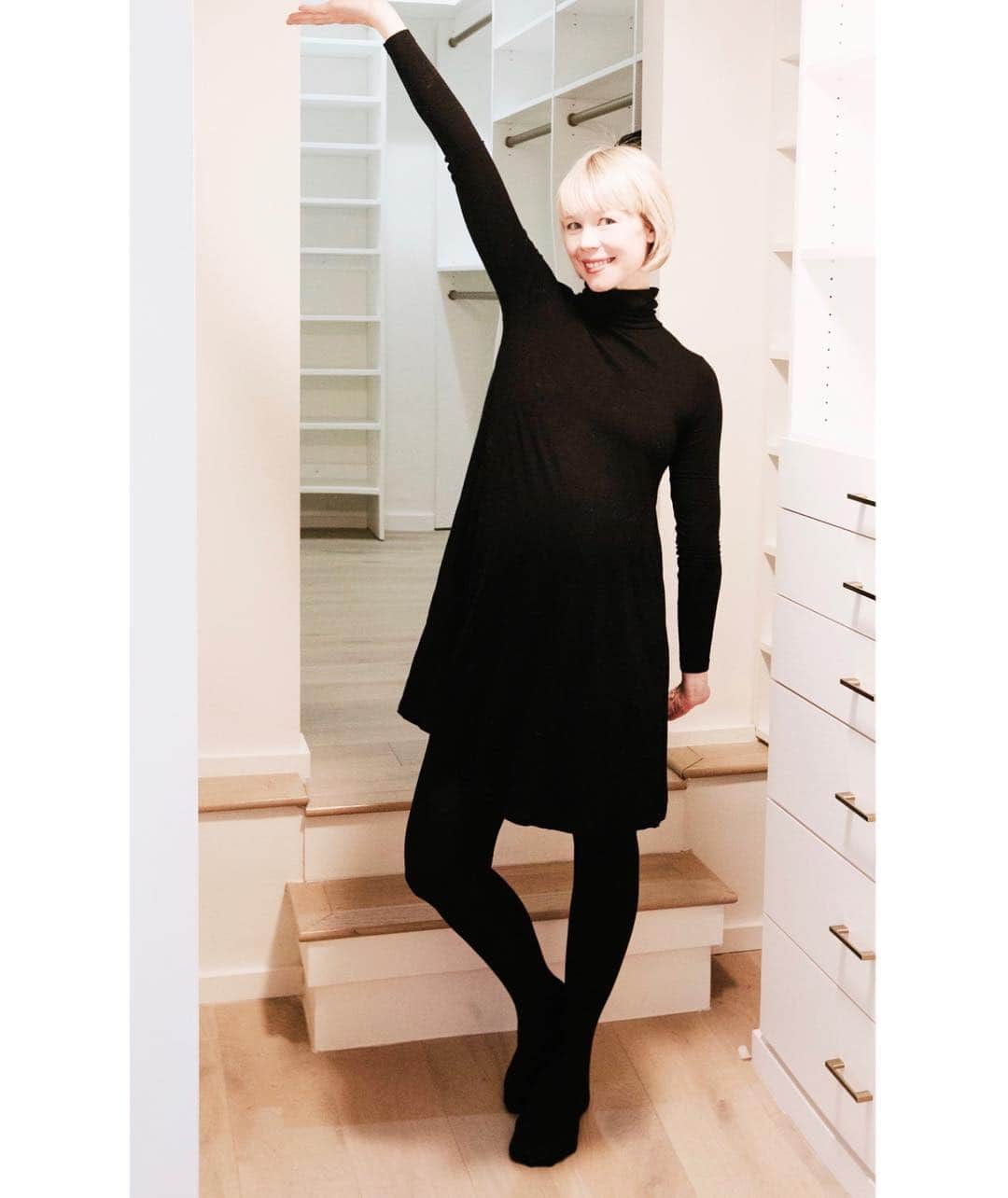 エリン フェザーストンのインスタグラム：「With just about a month to go with this pregnancy, I’m in nesting overdrive. That means getting my home totally organized before baby! I wanted to take my closet to the next level so I worked with @caclosets to create my dream walk-in and to give me something to look forward to when I’m on the other side of my maternity wardrobe. Visit my instastories for the full tour and back story! #cccollab #thefetherednest」