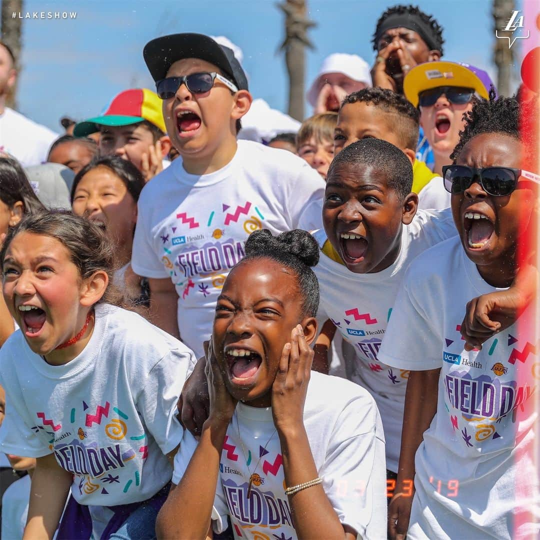 Los Angeles Lakersさんのインスタグラム写真 - (Los Angeles LakersInstagram)「Had a blast with all our new friends at Field Day 💥💥 Throwing it back with our favorite 90s stars for a fun day full of challenges and activities, just like the old days! #TeamUCLALakers」3月26日 5時14分 - lakers