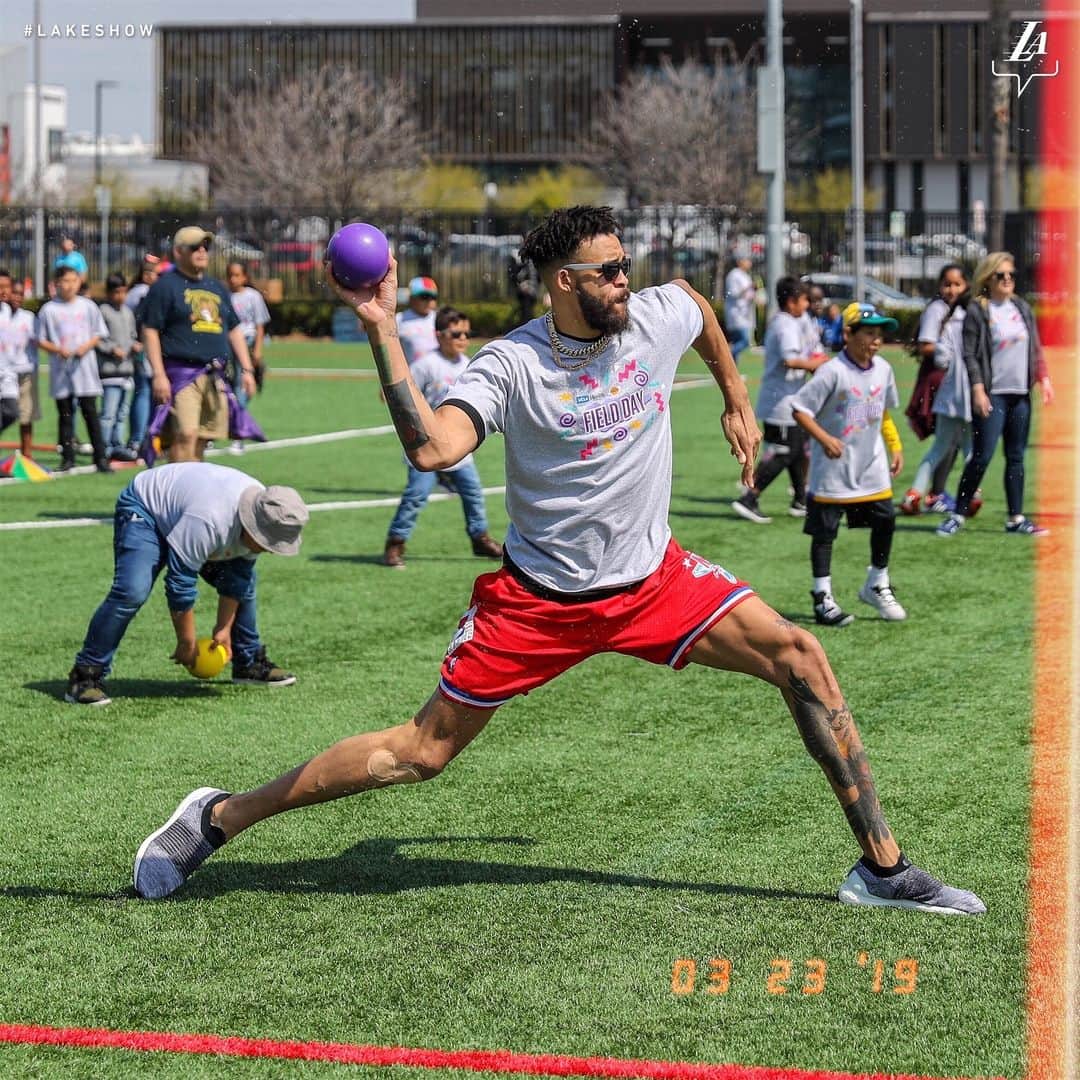 Los Angeles Lakersさんのインスタグラム写真 - (Los Angeles LakersInstagram)「Had a blast with all our new friends at Field Day 💥💥 Throwing it back with our favorite 90s stars for a fun day full of challenges and activities, just like the old days! #TeamUCLALakers」3月26日 5時14分 - lakers