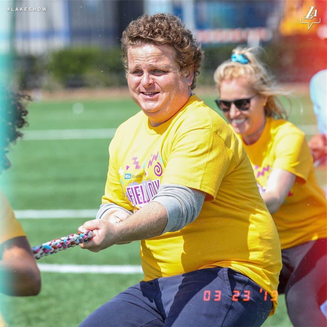 Los Angeles Lakersさんのインスタグラム写真 - (Los Angeles LakersInstagram)「Had a blast with all our new friends at Field Day 💥💥 Throwing it back with our favorite 90s stars for a fun day full of challenges and activities, just like the old days! #TeamUCLALakers」3月26日 5時14分 - lakers