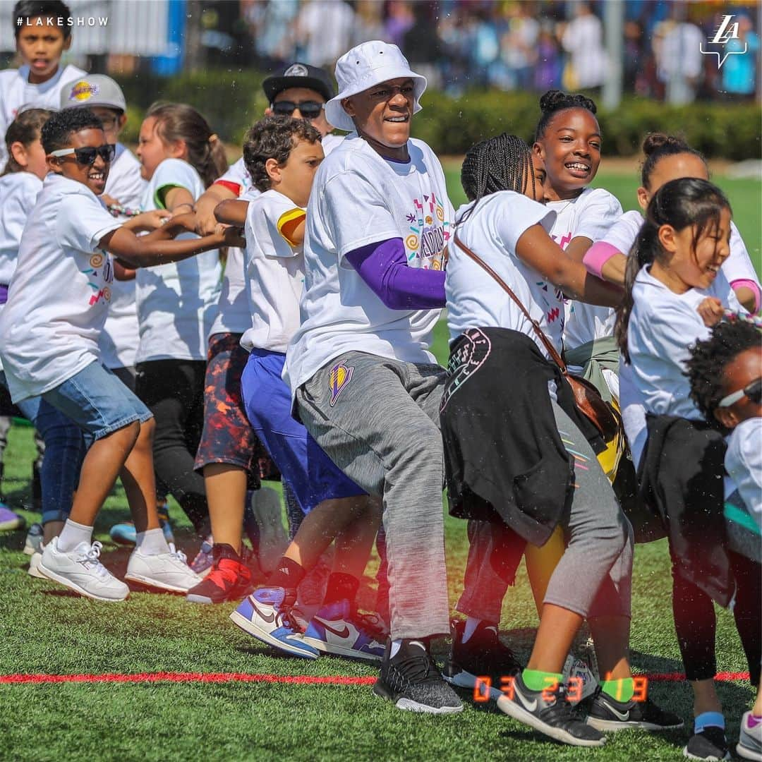 Los Angeles Lakersさんのインスタグラム写真 - (Los Angeles LakersInstagram)「Had a blast with all our new friends at Field Day 💥💥 Throwing it back with our favorite 90s stars for a fun day full of challenges and activities, just like the old days! #TeamUCLALakers」3月26日 5時14分 - lakers