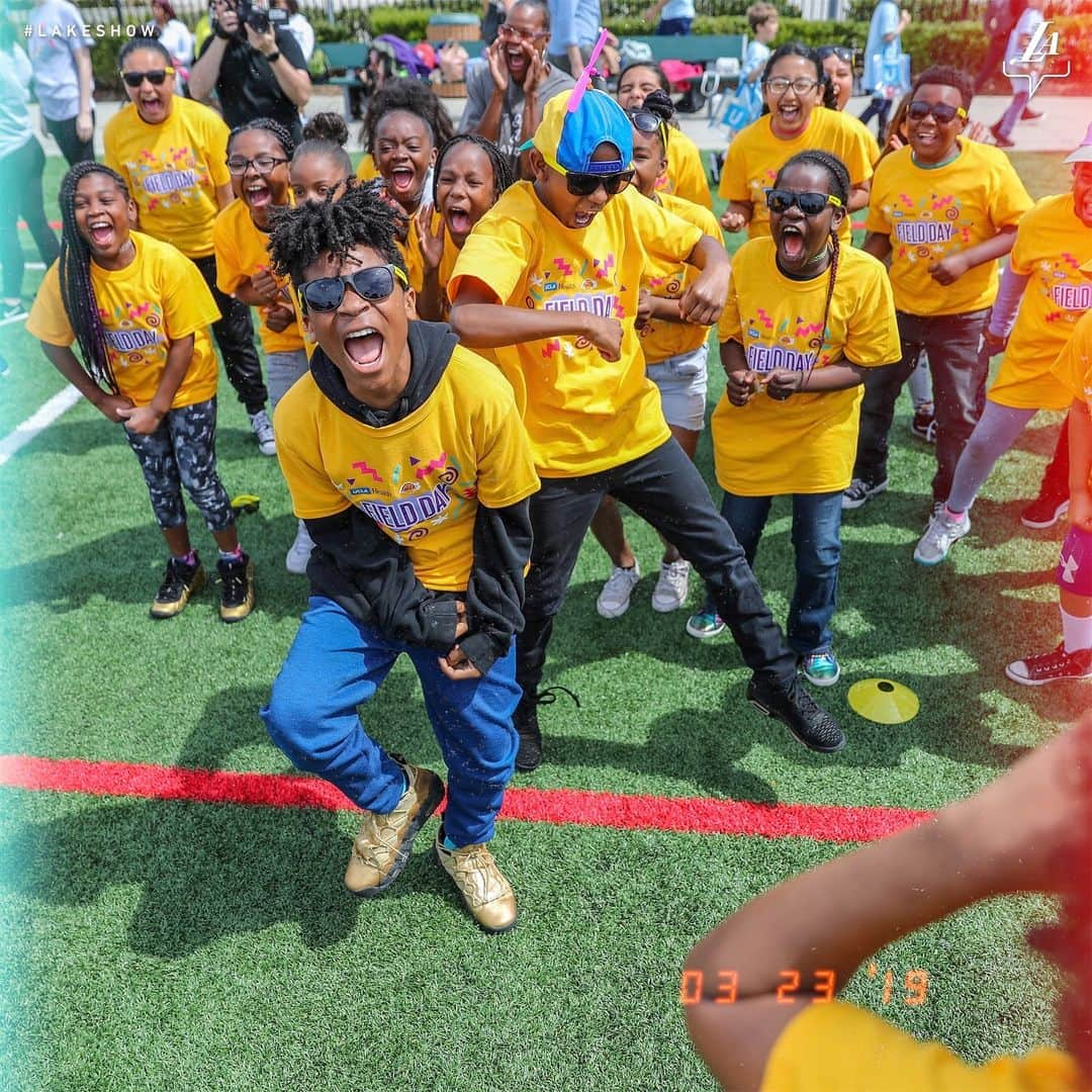 Los Angeles Lakersさんのインスタグラム写真 - (Los Angeles LakersInstagram)「Had a blast with all our new friends at Field Day 💥💥 Throwing it back with our favorite 90s stars for a fun day full of challenges and activities, just like the old days! #TeamUCLALakers」3月26日 5時14分 - lakers