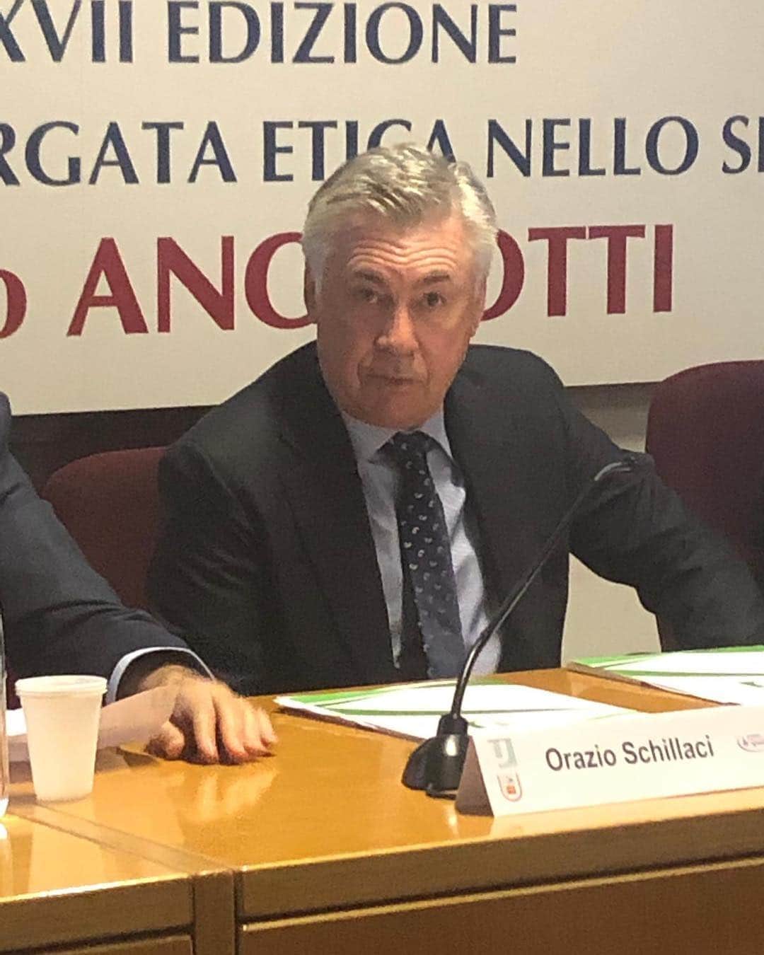 カルロ・アンチェロッティのインスタグラム：「È un onore ricevere questo premio. Continueremo a difendere i valori dello sport. Grazie mille.  It is an honour to receive this award. We must continue to defend the values and ethics in Sports. #notoracism」