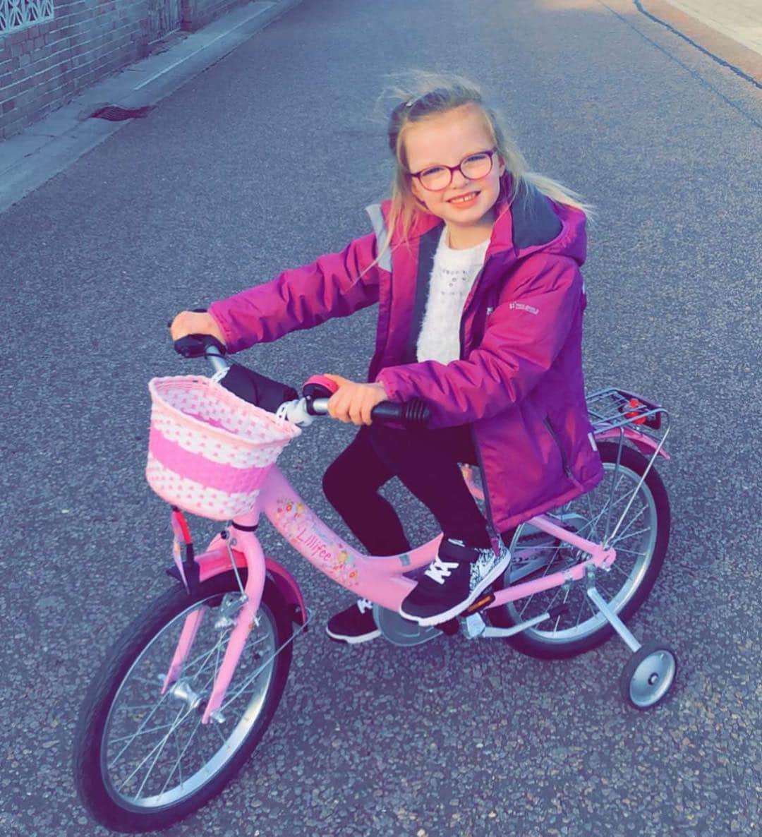 ティム・クルルのインスタグラム：「My little superstar is half Dutch so the 🚲 is a must. 😍🇳🇱」