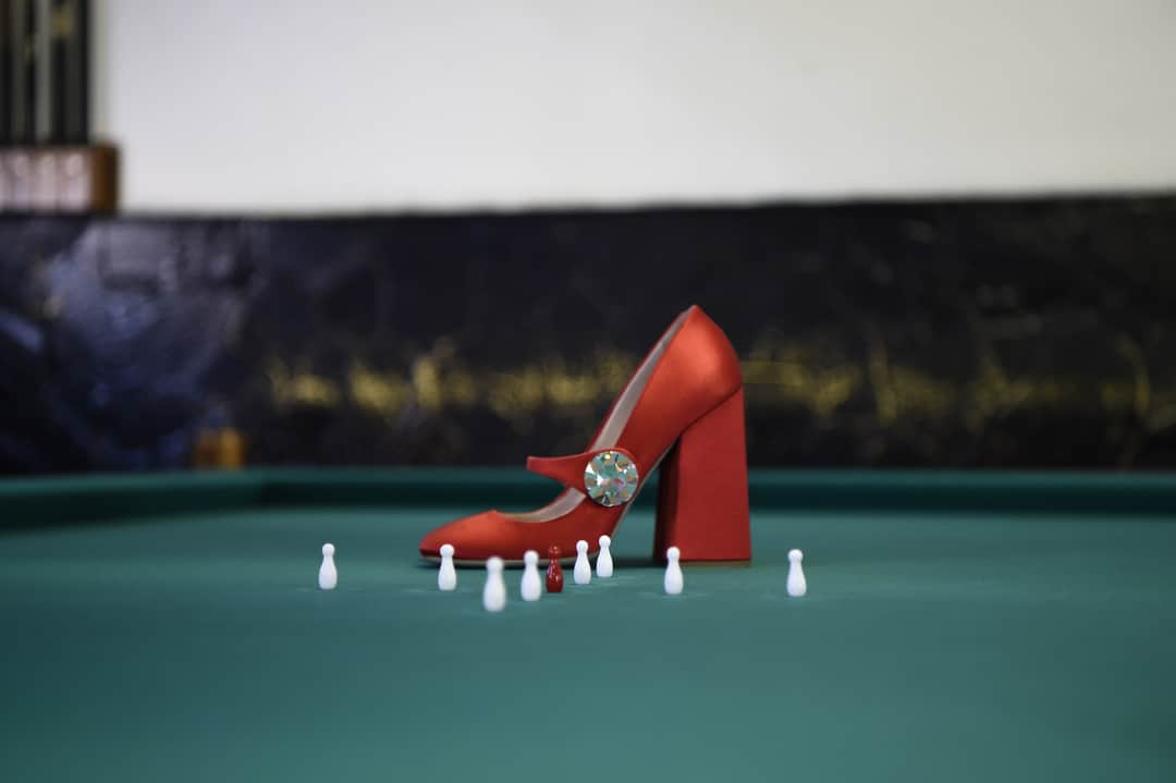 Miu Miuさんのインスタグラム写真 - (Miu MiuInstagram)「Sturdy-heeled and jeweled. The #MiuMiuSS19 sandal captured on the set of ‘Characters & Narratives’. #MiuMiuBTS」3月26日 5時30分 - miumiu