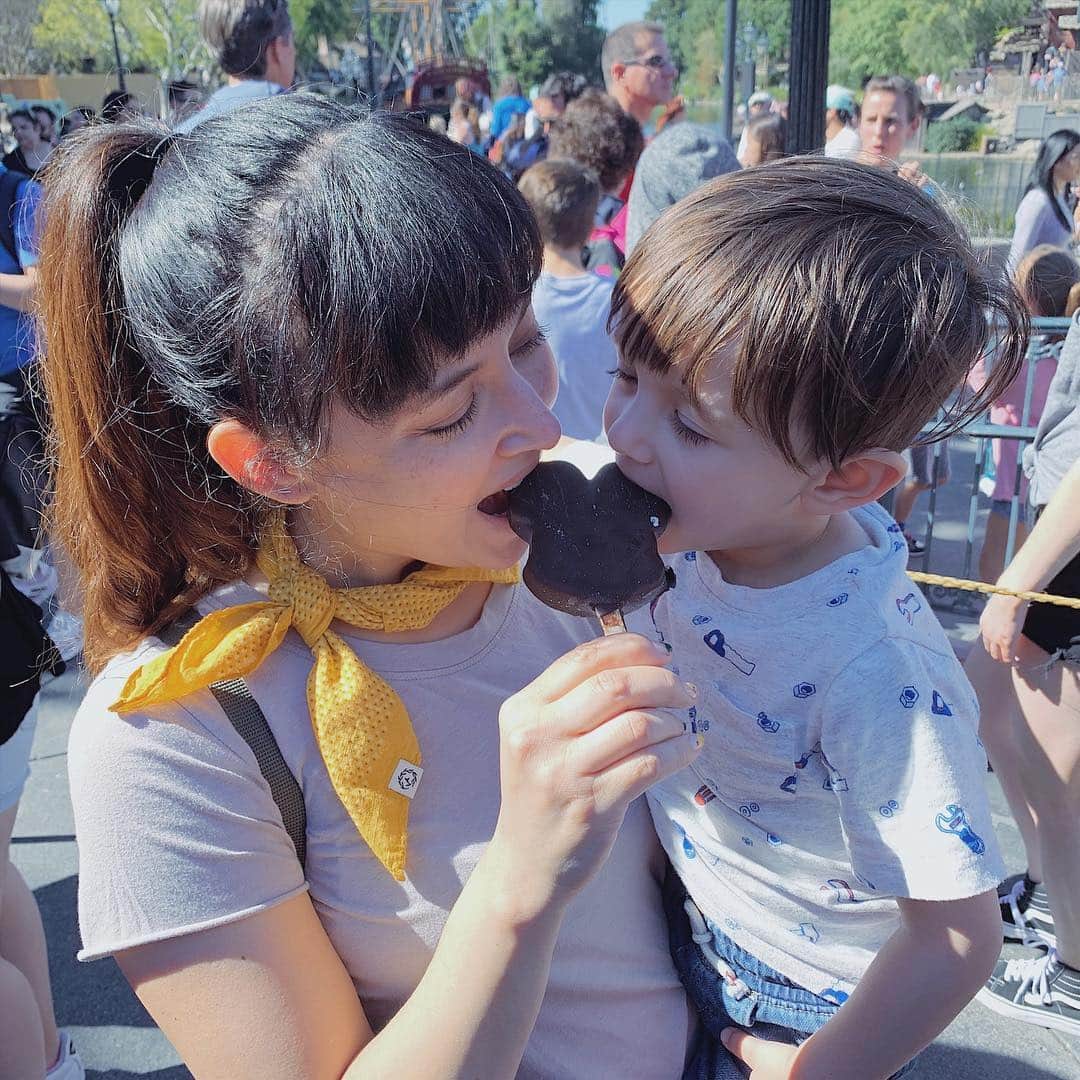 のインスタグラム：「👂✨One ear for you, one ear for me 👂✨💕⠀⠀⠀⠀⠀⠀⠀⠀⠀⠀⠀⠀ ⠀⠀⠀⠀⠀⠀⠀⠀⠀⠀⠀⠀ ⠀⠀⠀⠀⠀⠀⠀⠀⠀⠀⠀⠀ ⠀ ⠀⠀⠀⠀⠀⠀⠀⠀⠀⠀⠀⠀ #mickeymouse #mickey #mickeyears #icecream #warmweather #springtime #disney #disneyland #chocolate」
