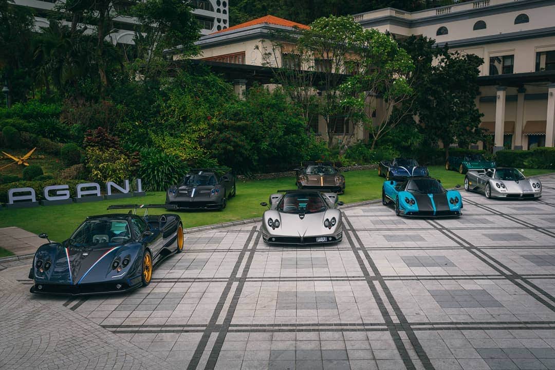パガーニ・アウトモビリのインスタグラム：「Hong Kong does know how to celebrate the Zonda 20 Anniversary. What a line-up! #pagani #zonda #zondahpbarchetta #zonda20 #zonda20anniversary #zondaf #zondatricolore #zondauno」