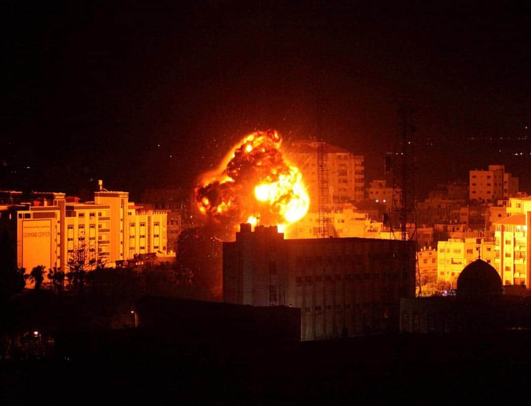 NBC Newsさんのインスタグラム写真 - (NBC NewsInstagram)「An explosion is seen during an Israeli air strike in #Gaza City on Monday, as the IDF retaliated on Hamas for a rocket attack on an Israeli home. . 📷 Mohammed Ajour / @reuters」3月26日 5時52分 - nbcnews