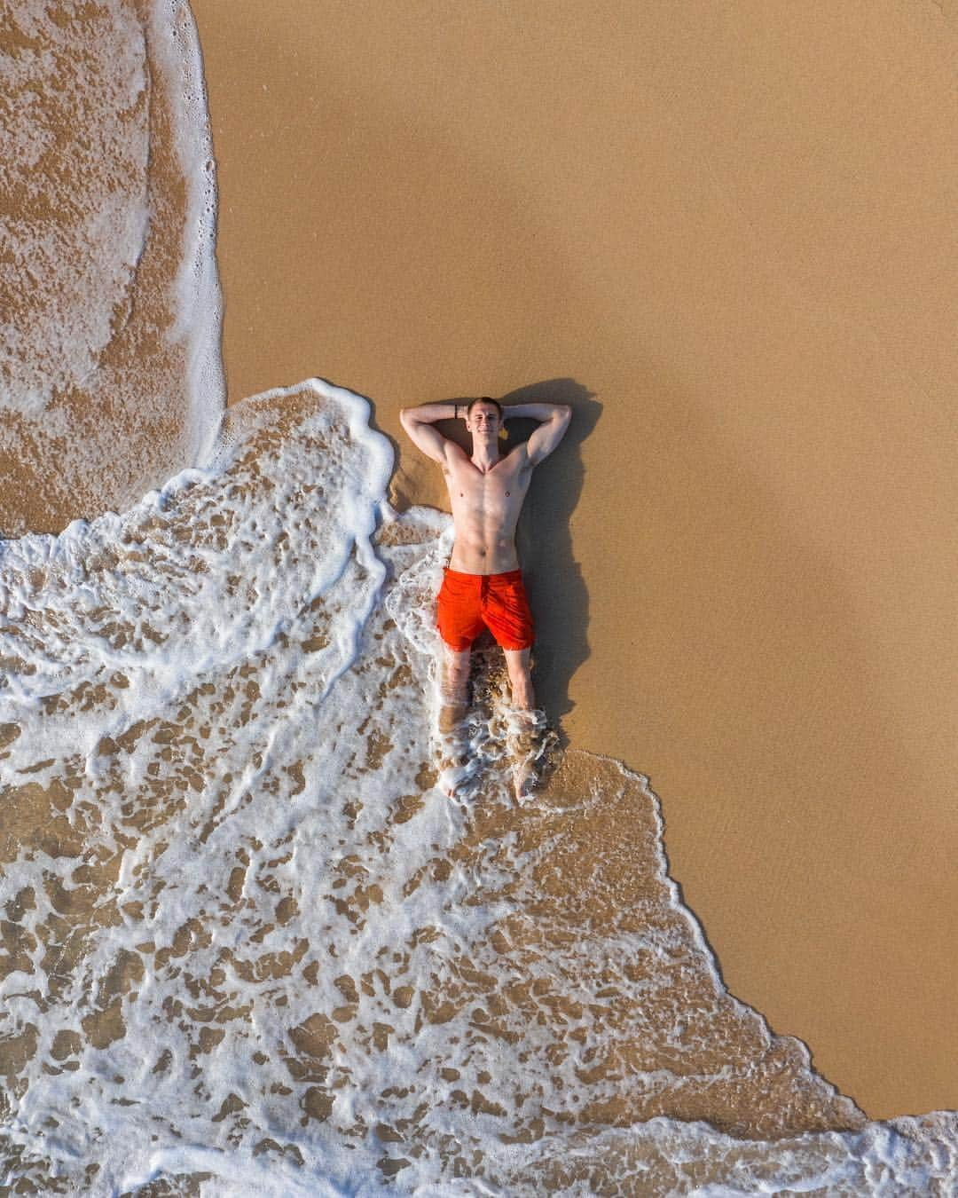 オールバーブラウンさんのインスタグラム写真 - (オールバーブラウンInstagram)「Feeling fresh for the week ahead?#shorething @ASenseOfHuber  Shop our swim shorts via the link in bio.  #OBsAroundTheWorld #FeelSummer #OrlebarBrown」3月26日 6時06分 - orlebarbrown