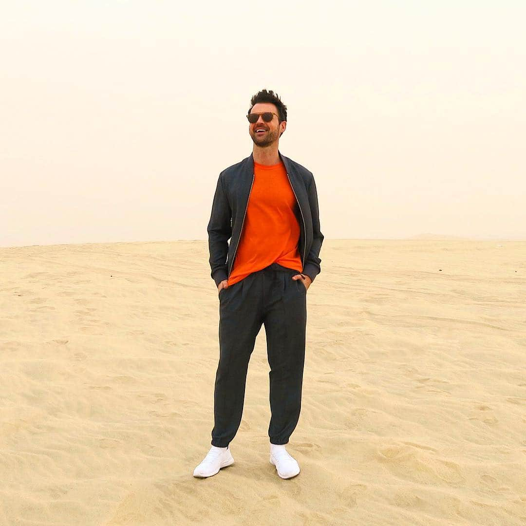 ブラッド・ゴレスキーさんのインスタグラム写真 - (ブラッド・ゴレスキーInstagram)「Mr. Sandman 🐫🌴 #qatar #doha #sanddunes」3月26日 6時02分 - bradgoreski