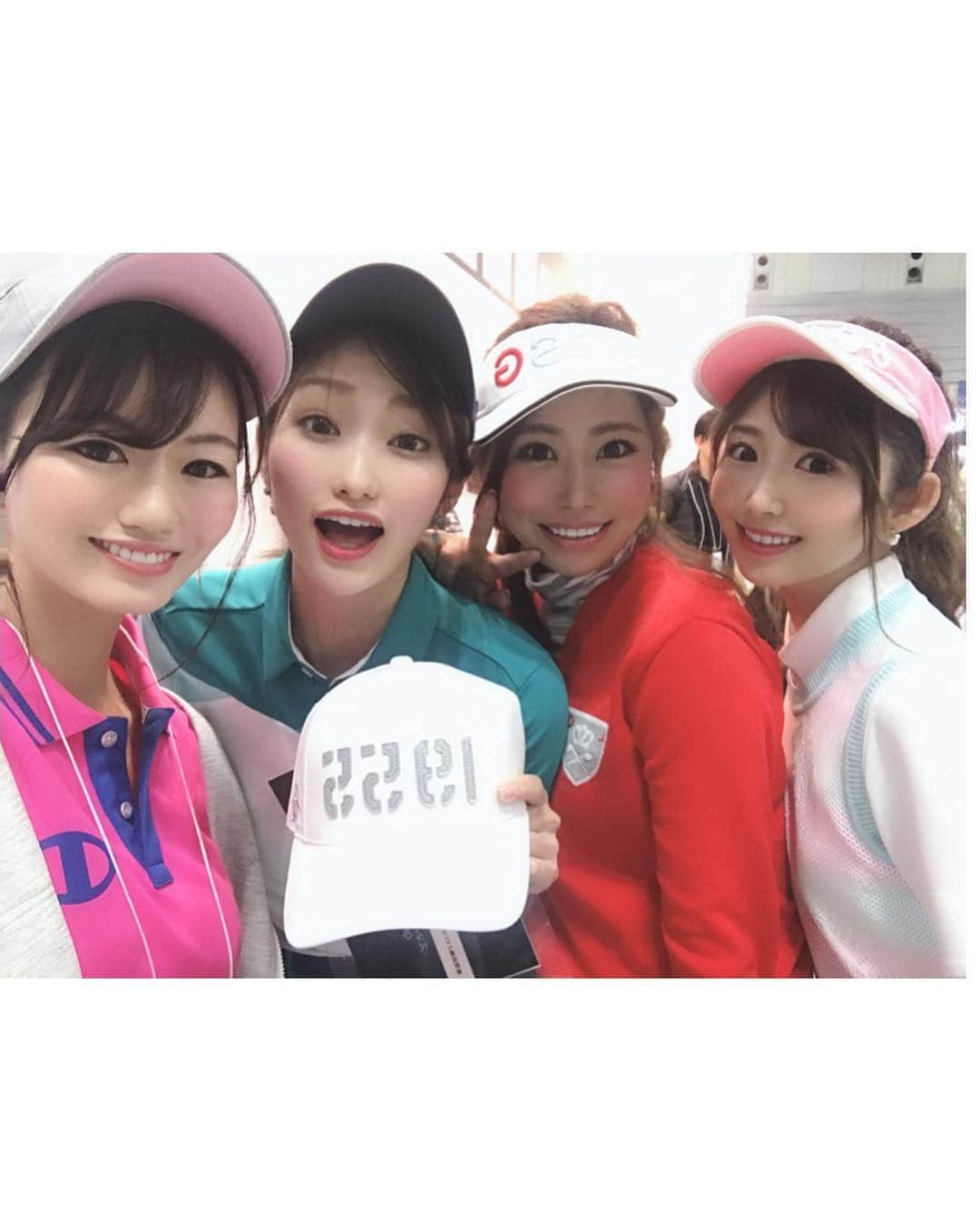 にゃんさんゴルフさんのインスタグラム写真 - (にゃんさんゴルフInstagram)「. . みんながどこにいるのー？ チャンピオンのトートバッグほしー！ って連絡くれて会いに来てくれました🤤✨笑 . . ファッションショーやトークショーも たくさんみたり楽しかったあ🤤❤️ . . 激安ウェアもゲットした🤤 . #ジャパンゴルフフェア#ゴルフ#ゴルフ女子#ゴルフ男子#展示会#パシフィコ横浜#チャンピオン#トートバッグ#チャンピオンパーカー #チャンピオンコーデ #gtバーディーズ#バーディーズ#リッキーファウラー #champion#championgolf#yokohama#2under」3月26日 6時03分 - miiiii0228
