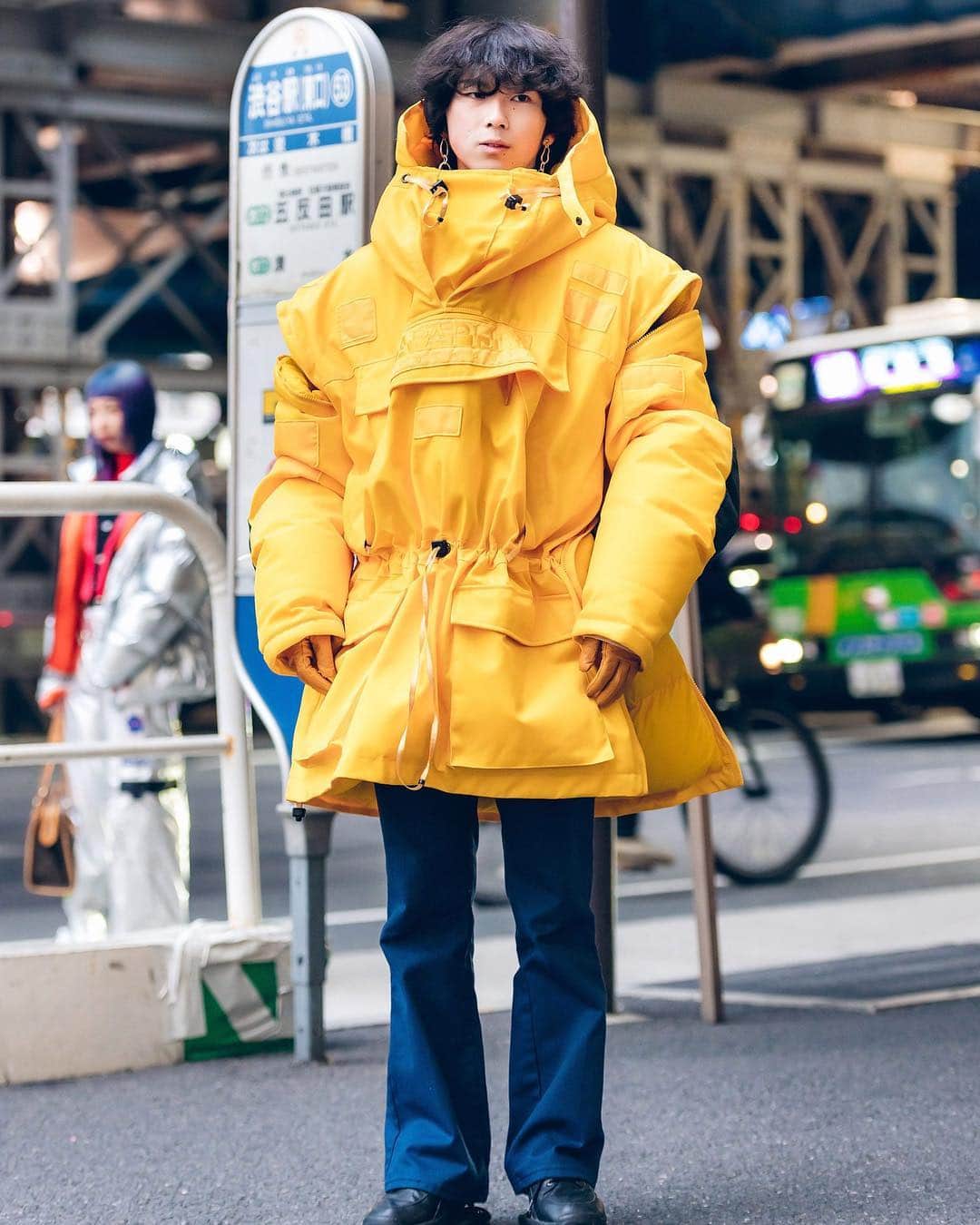 Vogue Runwayさんのインスタグラム写真 - (Vogue RunwayInstagram)「The bold outwear trend continues in Tokyo. Tap the link in our bio to see the best street style from fashion week. Photographed by @tokyofashion」3月26日 6時04分 - voguerunway