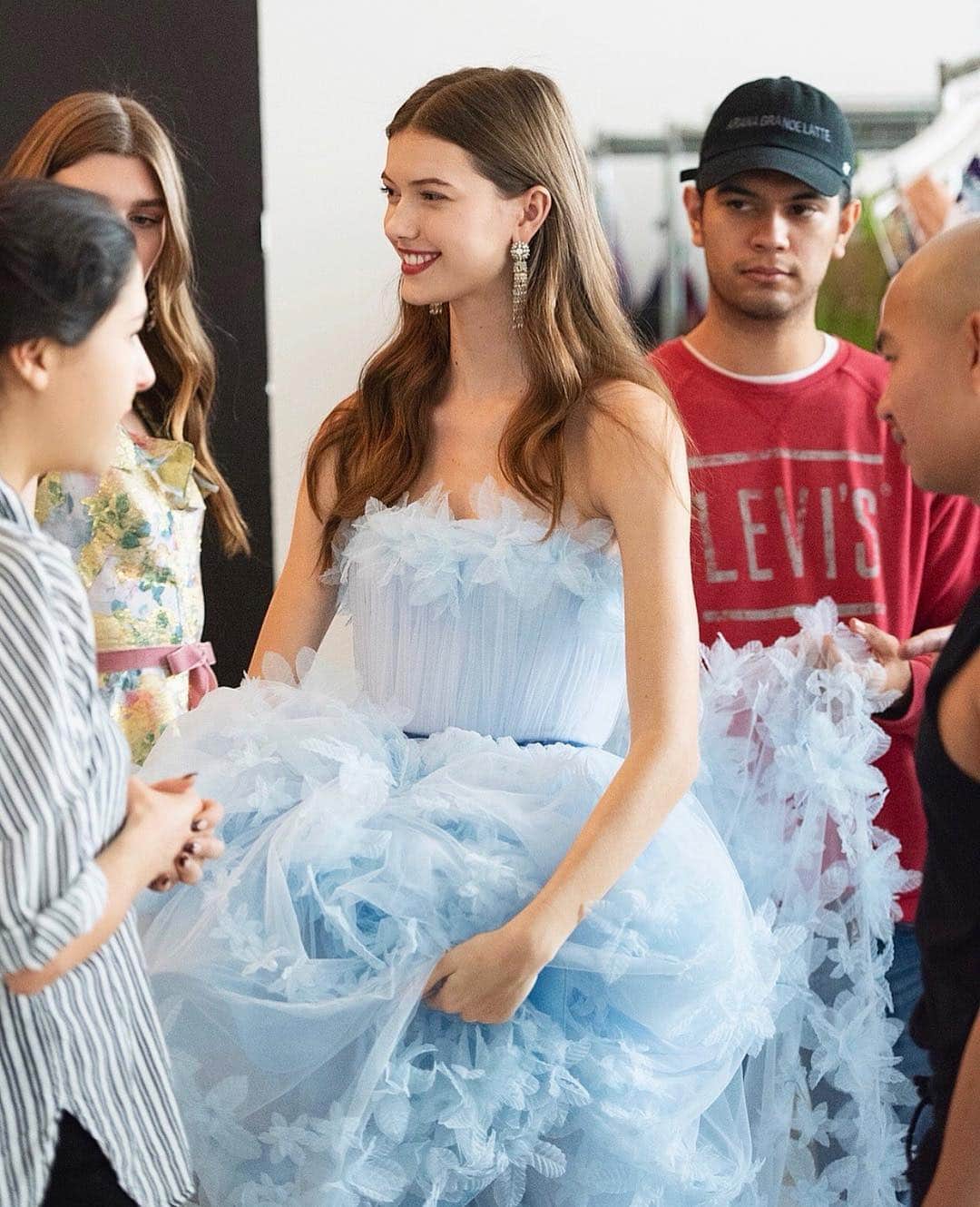 のインスタグラム：「All smiles on set of the Marchesa Notte Pre-Fall 2019 shoot. #marchesa #marchesanotte」