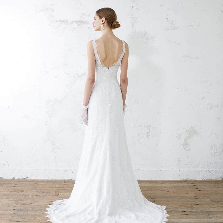 LAVIEEN ROSE Weddingのインスタグラム：「#ヘルシードレス　♡  深いVネックライン 大胆に背中があいたバックスタイル #肩甲骨 にやわらかに沿うレースつかい  女性らしさ引き出してくれる  #魅せディテール  ヘアメイクやアクセサリーで #抜け感  をだして、#ヘルシースタイル  #大人ドレス#ラビアンローゼ #マーメイドライン #alessandrarinaudo #ヴィンテージドレス#運命のドレス #ラビアンローゼ #weddingdress #ウエディング#プレ花嫁#ブライダル#結婚式準備#結婚準備#ウエディングドレス試着#お色直し#海外挙式#ハワイウェディング#2019夏婚#2019秋婚#hawaiiwedding#marry花嫁 #ナチュラルウェディング#weddingdress#ウエディングドレス選び#weddingreception #2019冬婚#卒花」