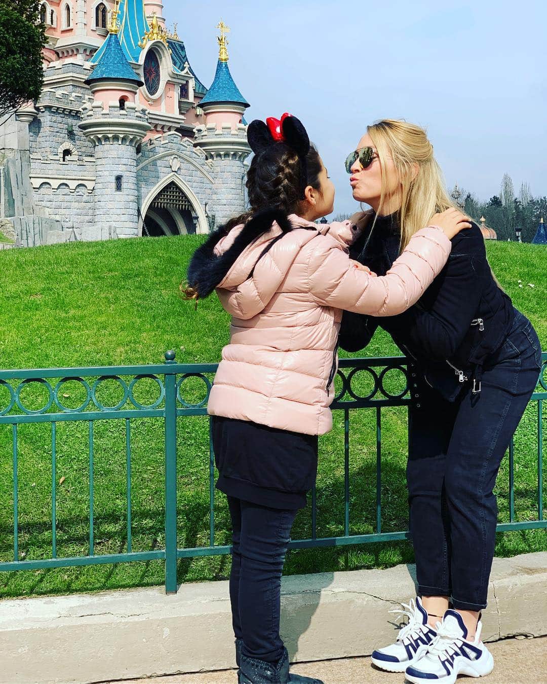 ソフィア・バルビのインスタグラム：「Con la mas linda #delfi en el lugar mas lindo @disneylandparis y el fotógrafo mas lindo #benja ❤️❤️❤️」