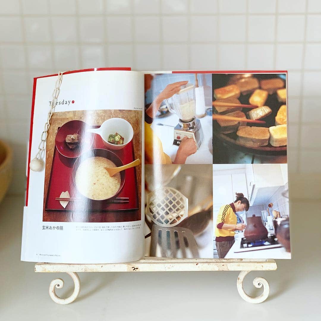 藤原美智子さんのインスタグラム写真 - (藤原美智子Instagram)「これは15年前に出版した料理本「#美人の食卓」(アスコム)。 ・ #アクアパッツァ の総料理長、#日高良実 さん。マクロビオティックのシェフ、#パトリシオ さん。ライフスタイルプロデューサーの #パトリスジュリアン さんなど錚々たる方々と💦料理のコラボさせていただきました💓 ・ 昨日、postした料理の中にはこの中の #レシピ も。 ・ 当時、私は #マクロビオティック に凝っていて、朝昼晩の食事はそれを意識した料理を作っていました。 この本には当時、私がよく作っていたメニューが載っています。 ・ 何故、この本を思い出したかと言うと、先週の取材の時に担当者とマクロビの話しになって、思い出したから。 ・ そして久しぶりに開いて見ていた矢先の夫の風邪だったので、体調に合いそうな料理を作ってみたと言うわけです。 ・ そんな訳で、今またマクロビを意識した食事を少し復活しようかと思っているところ🤔 ・ 私、今より痩せているけど、むくんでいるなぁ。身体が冷えているような顔つきだなぁ🤔 #藤原美智子 #fujiwaramichiko #ladonna #michikolife」3月26日 6時14分 - michiko.life