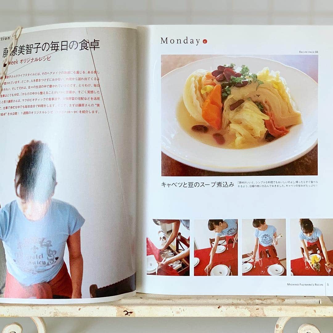 藤原美智子さんのインスタグラム写真 - (藤原美智子Instagram)「これは15年前に出版した料理本「#美人の食卓」(アスコム)。 ・ #アクアパッツァ の総料理長、#日高良実 さん。マクロビオティックのシェフ、#パトリシオ さん。ライフスタイルプロデューサーの #パトリスジュリアン さんなど錚々たる方々と💦料理のコラボさせていただきました💓 ・ 昨日、postした料理の中にはこの中の #レシピ も。 ・ 当時、私は #マクロビオティック に凝っていて、朝昼晩の食事はそれを意識した料理を作っていました。 この本には当時、私がよく作っていたメニューが載っています。 ・ 何故、この本を思い出したかと言うと、先週の取材の時に担当者とマクロビの話しになって、思い出したから。 ・ そして久しぶりに開いて見ていた矢先の夫の風邪だったので、体調に合いそうな料理を作ってみたと言うわけです。 ・ そんな訳で、今またマクロビを意識した食事を少し復活しようかと思っているところ🤔 ・ 私、今より痩せているけど、むくんでいるなぁ。身体が冷えているような顔つきだなぁ🤔 #藤原美智子 #fujiwaramichiko #ladonna #michikolife」3月26日 6時14分 - michiko.life