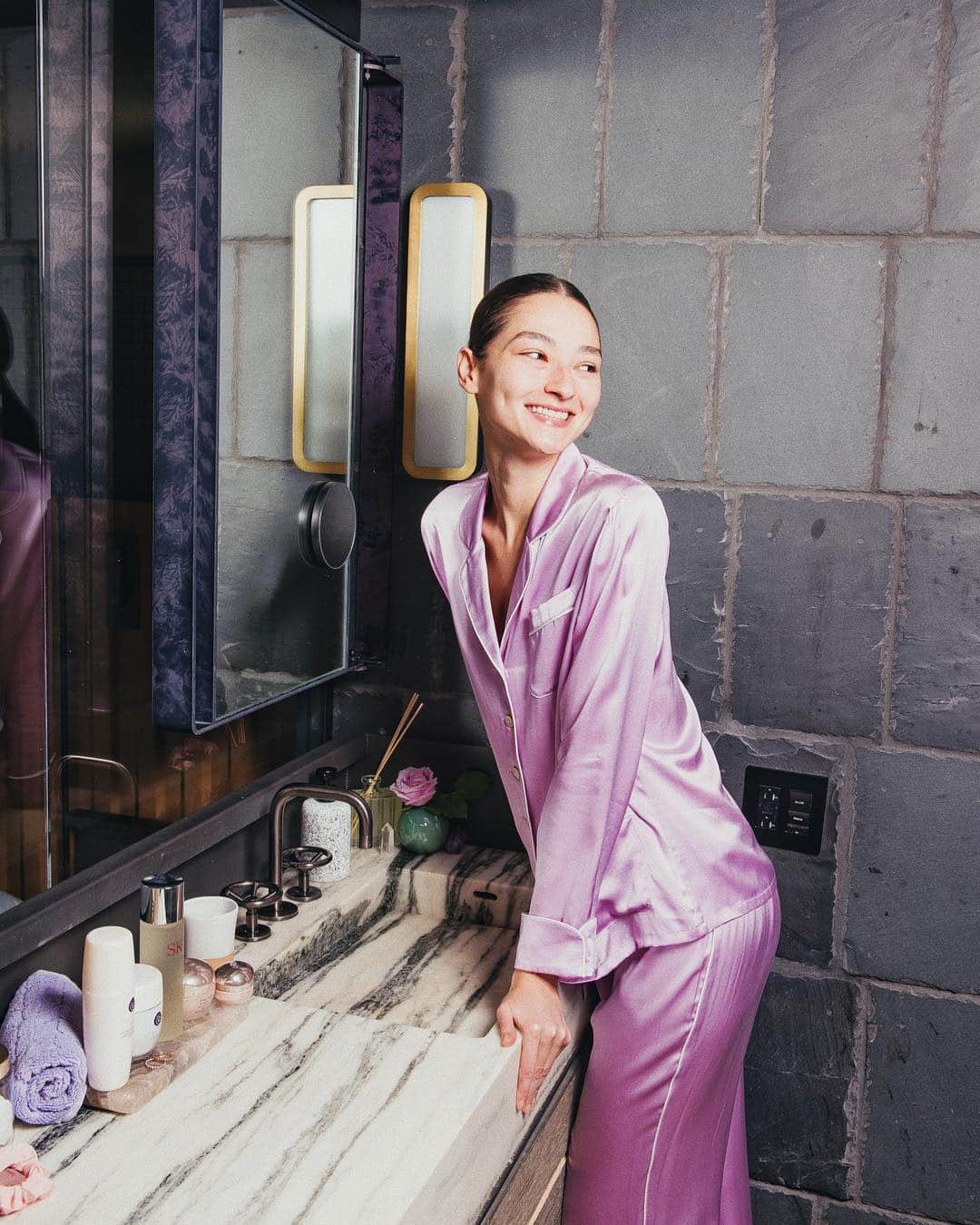 ブルーナ・テノリオさんのインスタグラム写真 - (ブルーナ・テノリオInstagram)「My Japanese Beauty Ritual Up on @coveteur ! 💖 Check the link in BIO to watch the 5-step video for clean, smooth and glowing skin! @sephora #ad #jbeauty」3月26日 6時32分 - brunatenorio