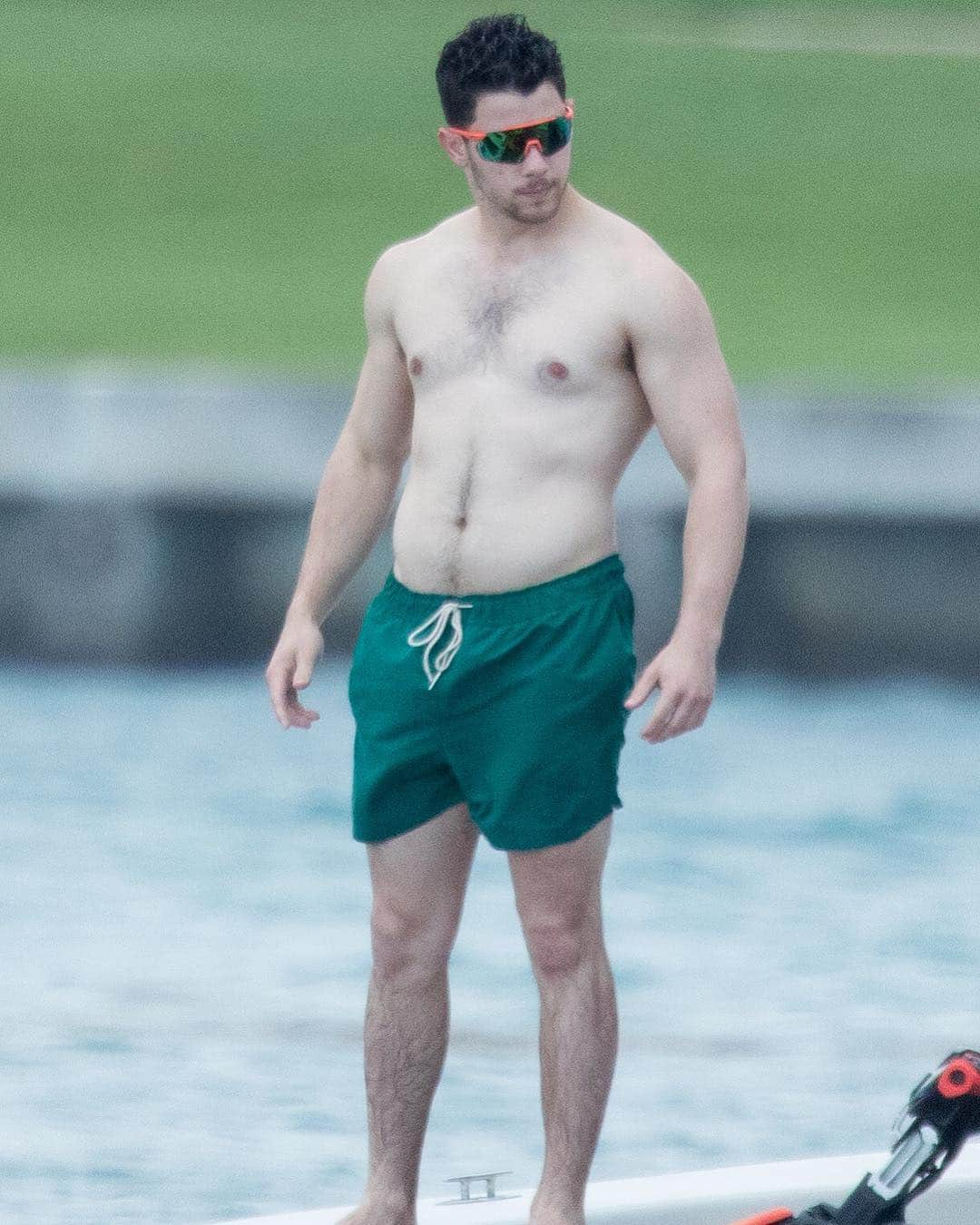 Just Jaredさんのインスタグラム写真 - (Just JaredInstagram)「The Jonas Brothers, Priyanka Chopra, and Sophie Turner bared their hot bodies in Miami today.  #NickJonas #PriyankaChopra #JoeJonas #SophieTurner #KevinJonas #JonasBrothers Photos: Splash, Backgrid」3月26日 6時32分 - justjared