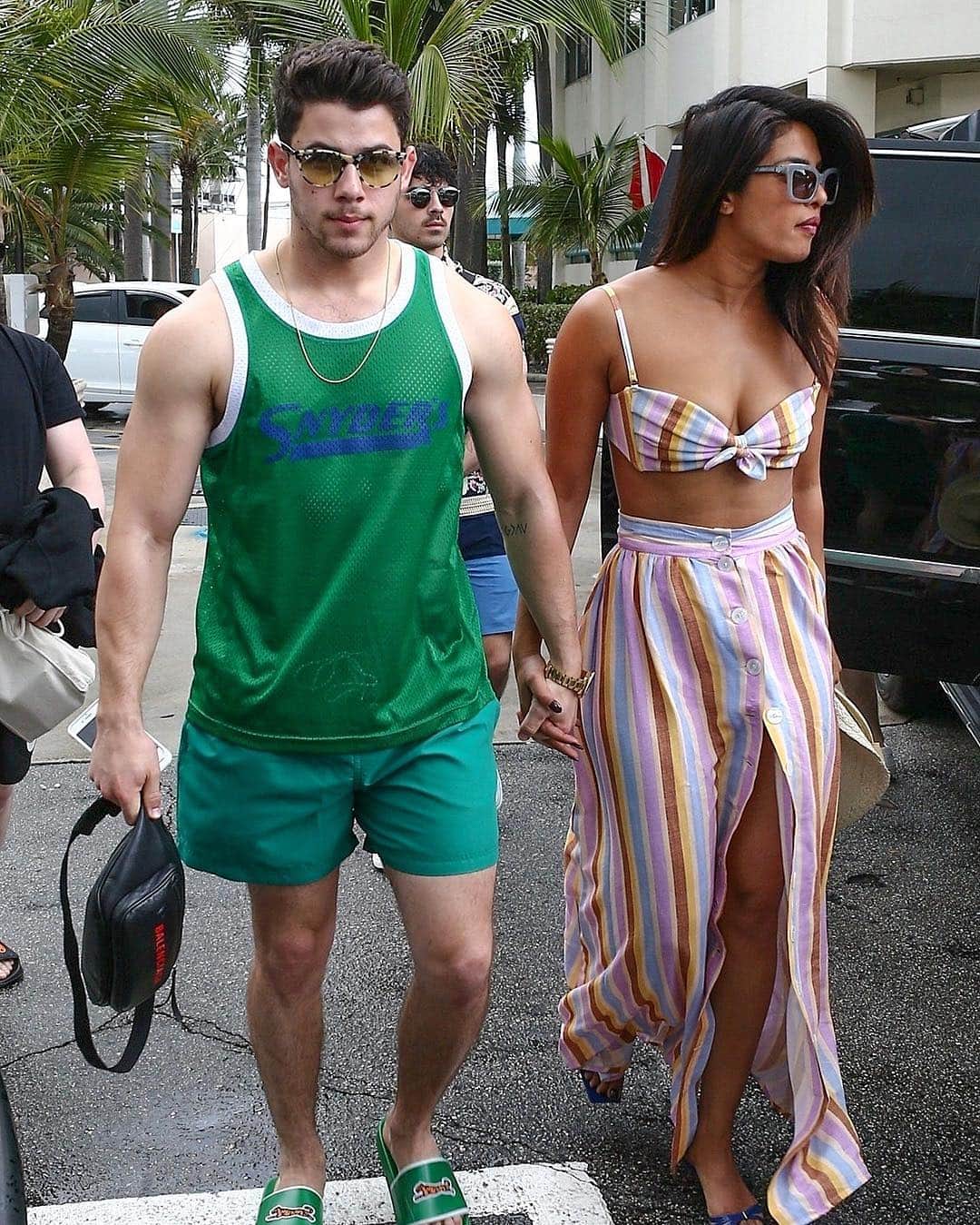 Just Jaredさんのインスタグラム写真 - (Just JaredInstagram)「The Jonas Brothers, Priyanka Chopra, and Sophie Turner bared their hot bodies in Miami today.  #NickJonas #PriyankaChopra #JoeJonas #SophieTurner #KevinJonas #JonasBrothers Photos: Splash, Backgrid」3月26日 6時32分 - justjared