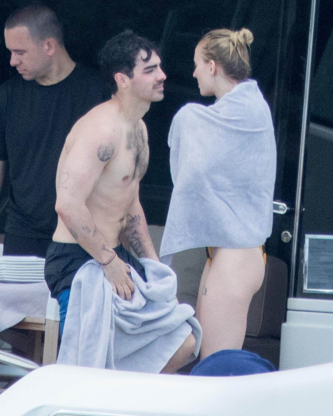 Just Jaredさんのインスタグラム写真 - (Just JaredInstagram)「The Jonas Brothers, Priyanka Chopra, and Sophie Turner bared their hot bodies in Miami today.  #NickJonas #PriyankaChopra #JoeJonas #SophieTurner #KevinJonas #JonasBrothers Photos: Splash, Backgrid」3月26日 6時32分 - justjared