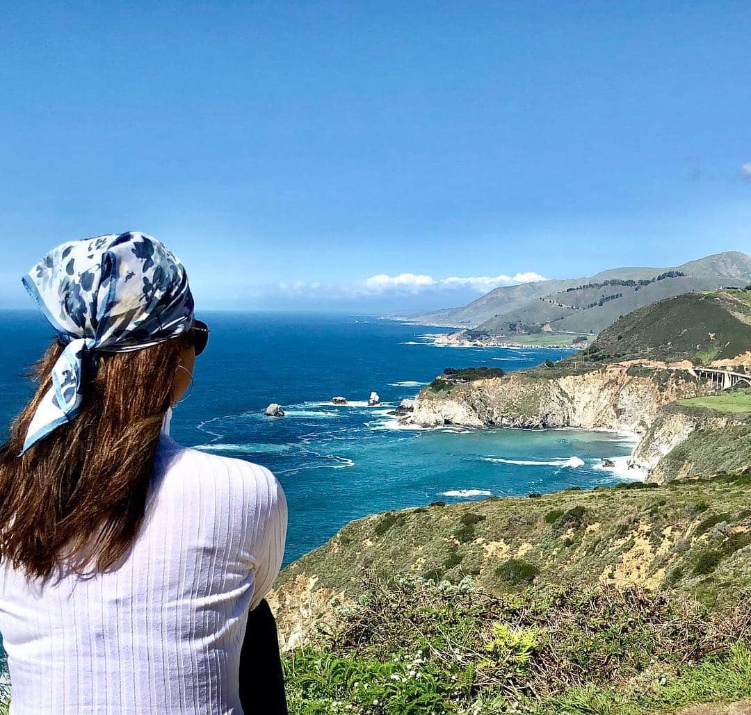 のインスタグラム：「To Strong Women Everywhere: May we know them, May we be them, May we raise them. ❤️ Happy #motivationmonday #evatravels #bigsur #bixbybridge photocred @oconnellnick 😘」