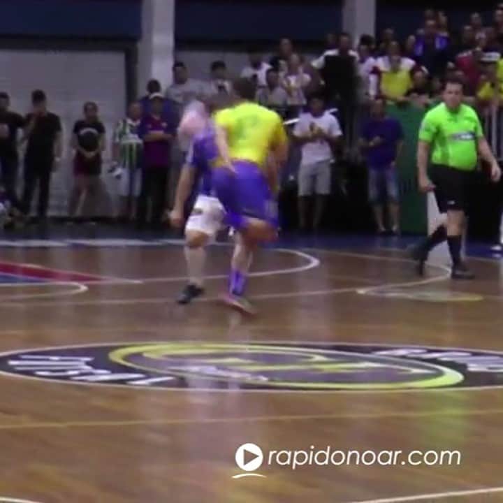アレッサンドロ・ローザ・ヴィエイラのインスタグラム：「VÍDEO- Atendendo a pedidos,o chapéu que tomei do “Gordin” @viniciusboteni_ .  Você espalhou pra todo mundo né “Gordin” 😡 .  Mas não espalhou oq tomou né? 🤔  Então estou postando os dois né seu danado 😃. Placar final “Gordin” 1 x 1 F12 😃😃 .  Mas que o dele foi mais bonito,foi 😢  Vídeo @rapidonoar」