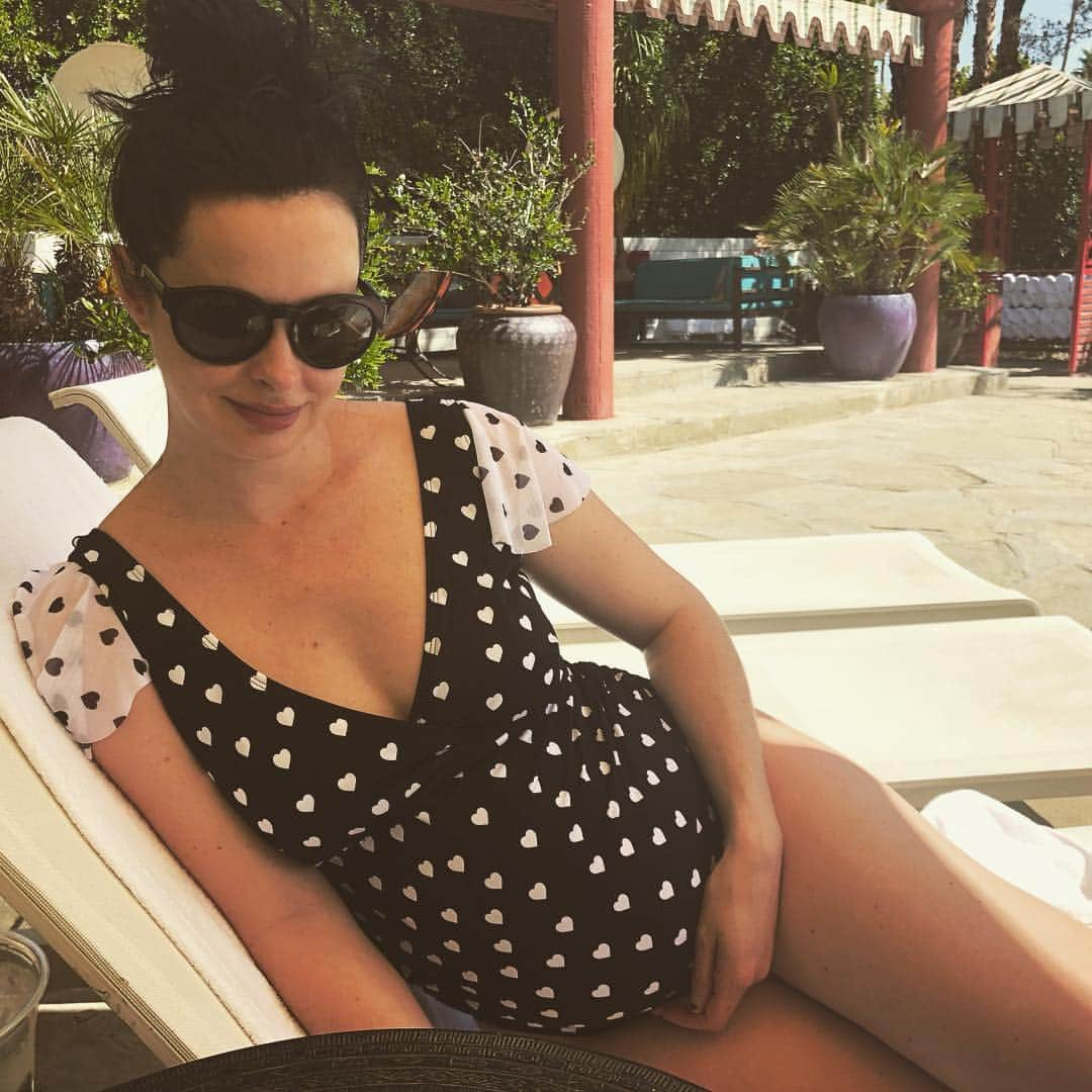 クリステン・リッターさんのインスタグラム写真 - (クリステン・リッターInstagram)「🌴👶🏻🌚」3月26日 6時34分 - therealkrystenritter