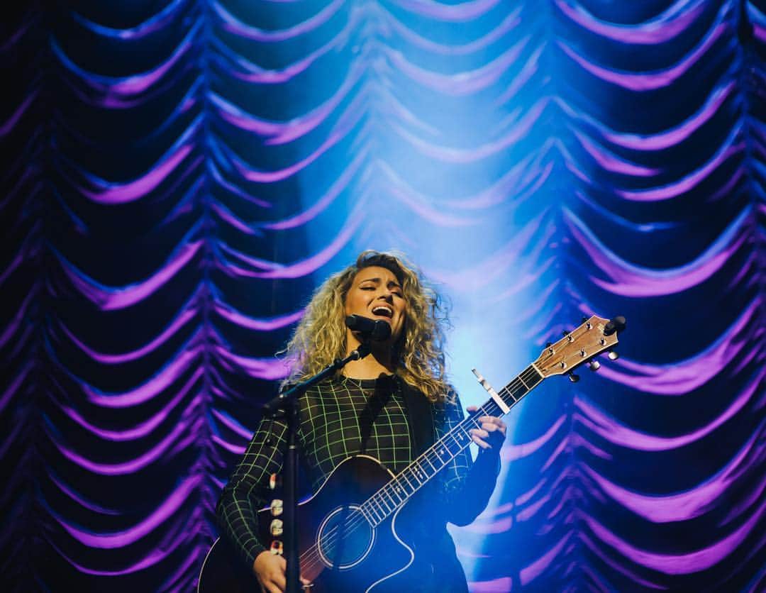 トーライ・ケリーさんのインスタグラム写真 - (トーライ・ケリーInstagram)「kansas city, you were in the zone last night⚡️ excited for st. louis tomorrow!!」3月26日 6時36分 - torikelly