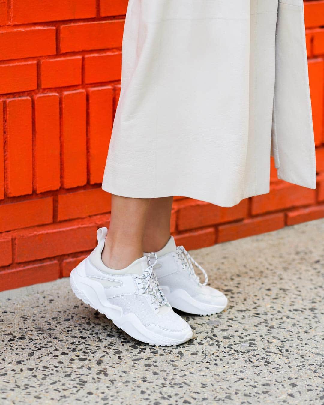 ShopBAZAARさんのインスタグラム写真 - (ShopBAZAARInstagram)「White sneakers are the undisputed Hero shoe of choice that looks good with just about everything—from casual uniforms to elevated dressing—and we found the ultimate pair you need from @kennethcole. Tap the link in bio to see how Accessories Director @amandaalagem styled the must-have of the season. #SBZHero」3月26日 6時45分 - shopbazaar
