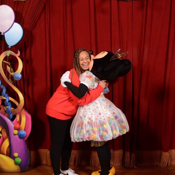 Nia Sioux Frazierさんのインスタグラム写真 - (Nia Sioux FrazierInstagram)「That time when I met (and now FOLLOW on Instagram!) my favorite @disney character... @MinnieMouse!!! #ad She is so cute and adorable, I can't wait to see more of her adventures on Instagram! #MinnieMouse」3月26日 7時00分 - niasioux