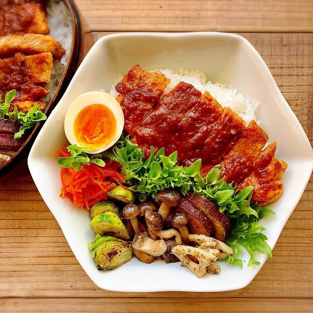 aya*** さんのインスタグラム写真 - (aya*** Instagram)「* 2019.3.26 Tuesday * おはようございます☀ * 今日のお弁当🍱 ○ポークチャップ丼 ○味玉 ○さつまいものソテー ○きのこのガーリックマヨ炒め ○芽キャベツのグリル焼き ○レンコンのペペロン ○キャロットラペ ○ #ココノミ さんの#無農薬野菜 ↓ 椎茸、さつまいも * ポークチャップは日曜日の晩ごはんからのスライド品です😂 * そしてここ最近、すっかり寝坊癖がついてしもて⤵︎ 今朝はたまたま目が覚めた次男に優しく起こされて ギリセーフ😂 息子らの新生活の心配をする前に 我が身の心配を せないかんらしい😂 * * そしてそして 昨日のpostが ちょうど2000post目やったということに  今 気づきました😂 #いつも見てくださってありがとうございます これからも 代わり映えのないものだらけになるかと思いますが ムリをしない投稿を続けていこうと思っとりますので  どうぞよろしくお願いします🙇‍♀️ * * #クッキングラム#食卓に春を迎えよう マカロニメイト#ワンプレートごはん#おうちごはんlover#お弁当 #お昼ごはん #ランチ#昼食#常備菜#作り置き#おべんとう#弁当#日々#日々の暮らし#お弁当#暮らし#料理#おうちごはん#お米大好き #象印#お弁当コンテスト #igersjp#locari#bento#lunchbox#japanesefood#aya_ayaOben」3月26日 7時03分 - aya_aya1128