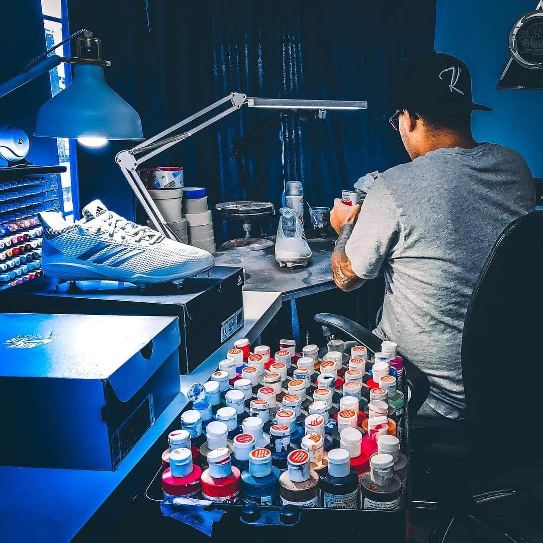 デライノ・デシールズ・ジュニアのインスタグラム：「Teamed up with the legendary #sneaker customization king @Kickstradomis! Can’t wait to show you what we’re cooking up with my new @AdidasBaseball #AdiZero cleats for this season. 🎨 👟 🔥」