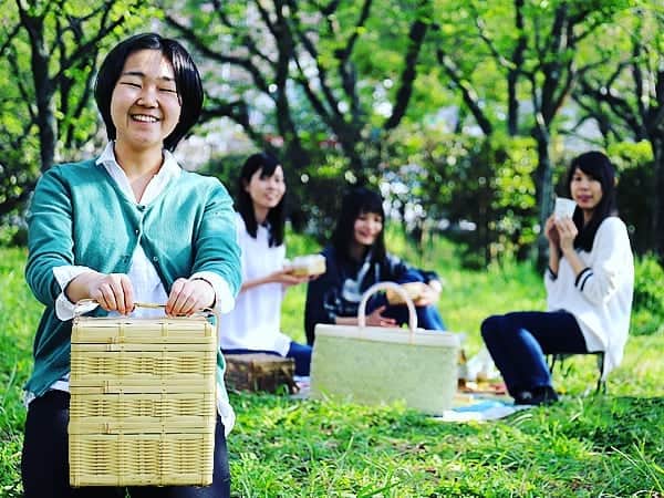 竹虎さんのインスタグラム写真 - (竹虎Instagram)「お花見を竹三段ピクニックバスケットで、もっと楽しく。 . #竹虎 #虎斑竹専門店竹虎 #山岸竹材店 #竹虎四代目 #TAKETORA #竹屋 #竹製品 #竹細工 #竹工芸 #竹 #bamboo #虎竹 #真竹 #青竹 #白竹 #淡竹 #孟宗竹 #花見 #桜 #ランチタイム #昼食 #ピクニック #ピクニックバスケット #ランチボックス #宴会 #夜桜 #弁当箱 #行楽 #春」3月26日 7時21分 - taketora1894