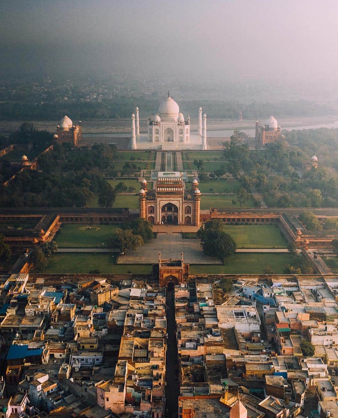 Canon Photographyさんのインスタグラム写真 - (Canon PhotographyInstagram)「A awesome perspective of the Taj Mahal by @jacob. Who would love to visit India?  #canon_photos #india #tajmahal #agra #cp」3月26日 7時21分 - cpcollectives