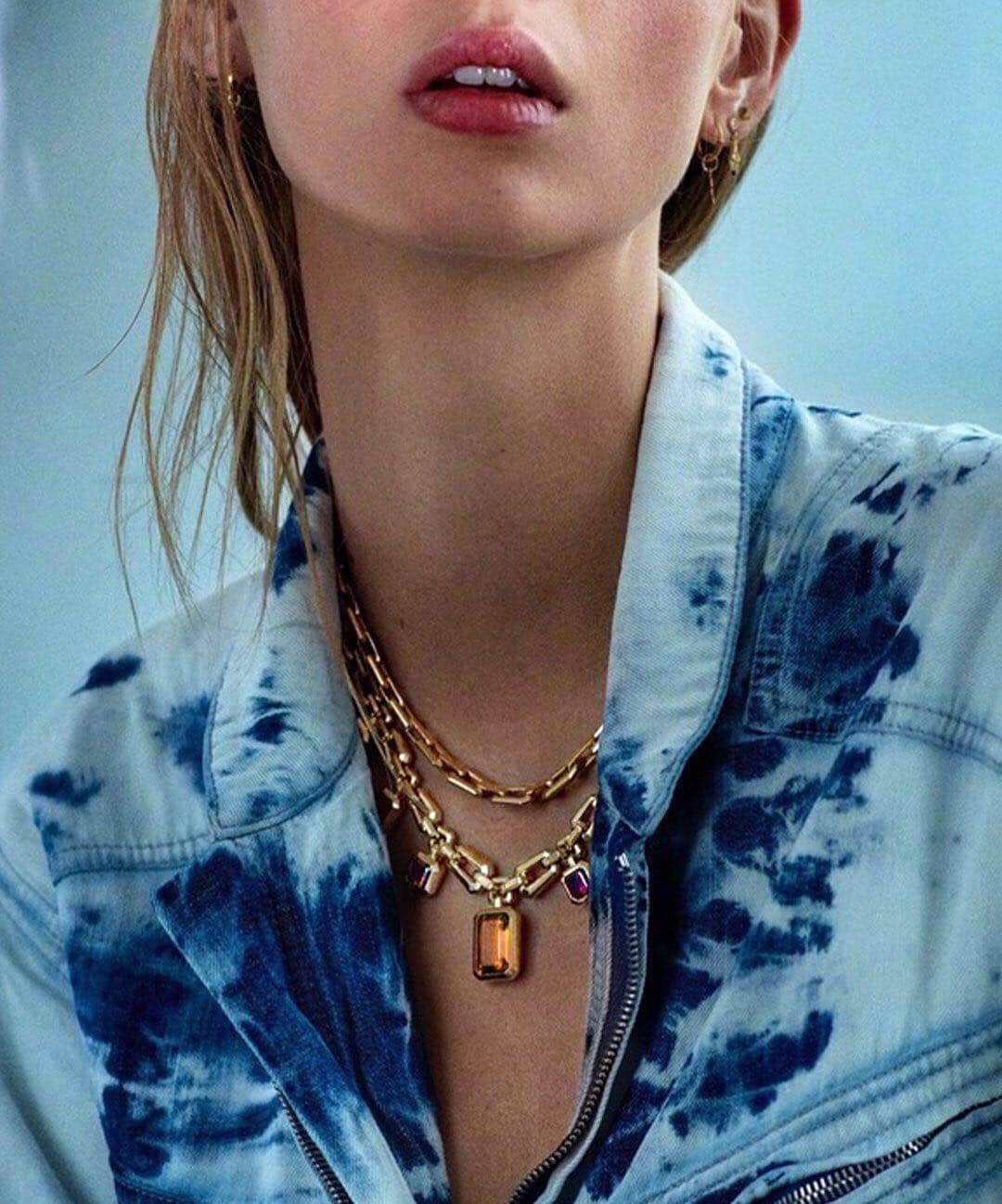 デビッドヤーマンのインスタグラム：「Chain reaction. • New necklaces from the Novella Collection elevate @laurenjdg’s denim look in the March issue of @ellechina. Photo by @alexeihay • #DavidYurman #ElleChina #DYInTheNews」