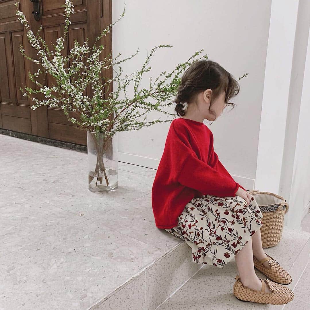子供服のbig foRE:stさんのインスタグラム写真 - (子供服のbig foRE:stInstagram)「. フラワーデザインスカート【801】 . おはようございます🌞 今日は昼らしい暖かい1日になるみたいですね☺️ 週末は朝晩の寒暖差が激しくて本当に寒くて辛かったので早く暖かくなってほしい店長です笑 寒いの苦手ーーー私 . 春を思いっきり可愛くしてくれるのがこちらの花柄スカート💐 ママには嬉しい透け感対策で裏地付き✨ ふんわりしたシルエットなのでとにかくかわいいやーつです💕 . ぜひWebショップで詳細チェックしてみてくださいね🌷 . . . #子供服 #キッズコーデ #韓国子供服 #kidscode #olpemi #outfit #おでかけコーデ#海外子供服  #おしゃれさんと繋がりたい #kidsjapan #セレクトショップ #女の子コーデ  #男の子コーデ#女の子ママ#男の子ママ#インポート#ママリ #コドモノ #ベビフル#秋アイテム#お洒落さんとつながりたい#ママハグ#ninas#花柄スカート」3月26日 7時33分 - olpemi_