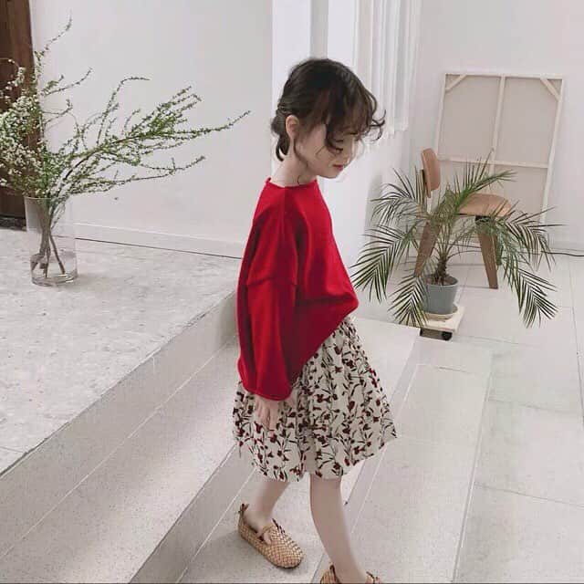 子供服のbig foRE:stさんのインスタグラム写真 - (子供服のbig foRE:stInstagram)「. フラワーデザインスカート【801】 . おはようございます🌞 今日は昼らしい暖かい1日になるみたいですね☺️ 週末は朝晩の寒暖差が激しくて本当に寒くて辛かったので早く暖かくなってほしい店長です笑 寒いの苦手ーーー私 . 春を思いっきり可愛くしてくれるのがこちらの花柄スカート💐 ママには嬉しい透け感対策で裏地付き✨ ふんわりしたシルエットなのでとにかくかわいいやーつです💕 . ぜひWebショップで詳細チェックしてみてくださいね🌷 . . . #子供服 #キッズコーデ #韓国子供服 #kidscode #olpemi #outfit #おでかけコーデ#海外子供服  #おしゃれさんと繋がりたい #kidsjapan #セレクトショップ #女の子コーデ  #男の子コーデ#女の子ママ#男の子ママ#インポート#ママリ #コドモノ #ベビフル#秋アイテム#お洒落さんとつながりたい#ママハグ#ninas#花柄スカート」3月26日 7時33分 - olpemi_